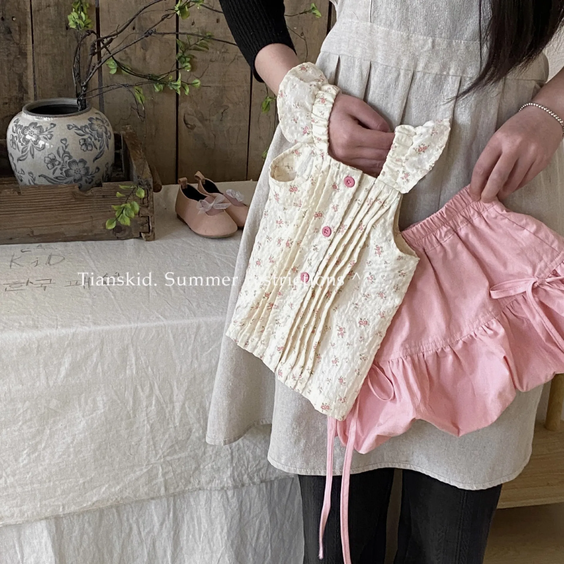 Childrens Flower Pants Fragmented Flower Two Piece Set Baby Tank Top Girls Set Summer 2025 New Fashion Baby Tank Top Korean
Childrens Flower Pants Fragmented Flower Two Piece Set Baby Tank Top Girls Set Summer 2025 New Fashion Baby Tank Top Korean