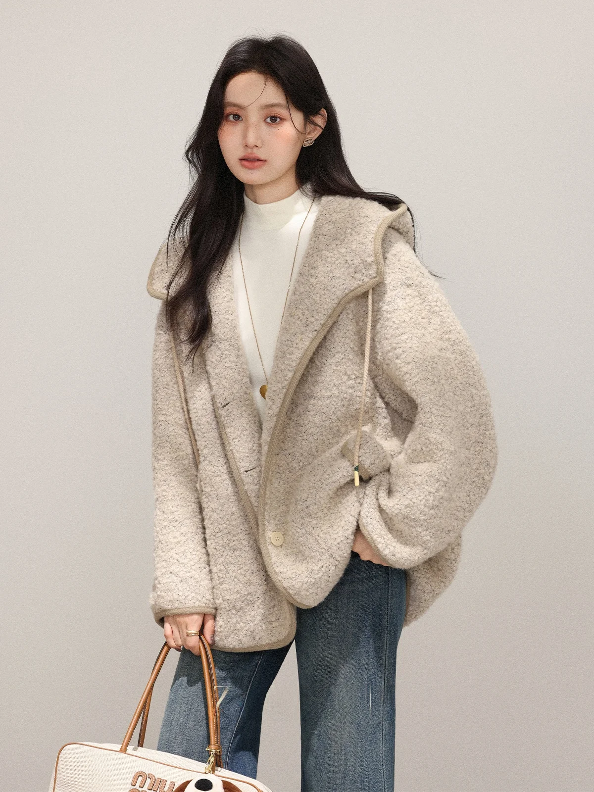 Новая зимняя женская утепленная куртка с капюшоном из искусственного меха ягненка, цвет молочного чая, свободный крой, длинный рукав, для повседневной носки
Новая зимняя женская утепленная куртка с капюшоном из искусственного меха ягненка, цвет молочного чая, свободный крой, длинный рукав, для повседневной носки