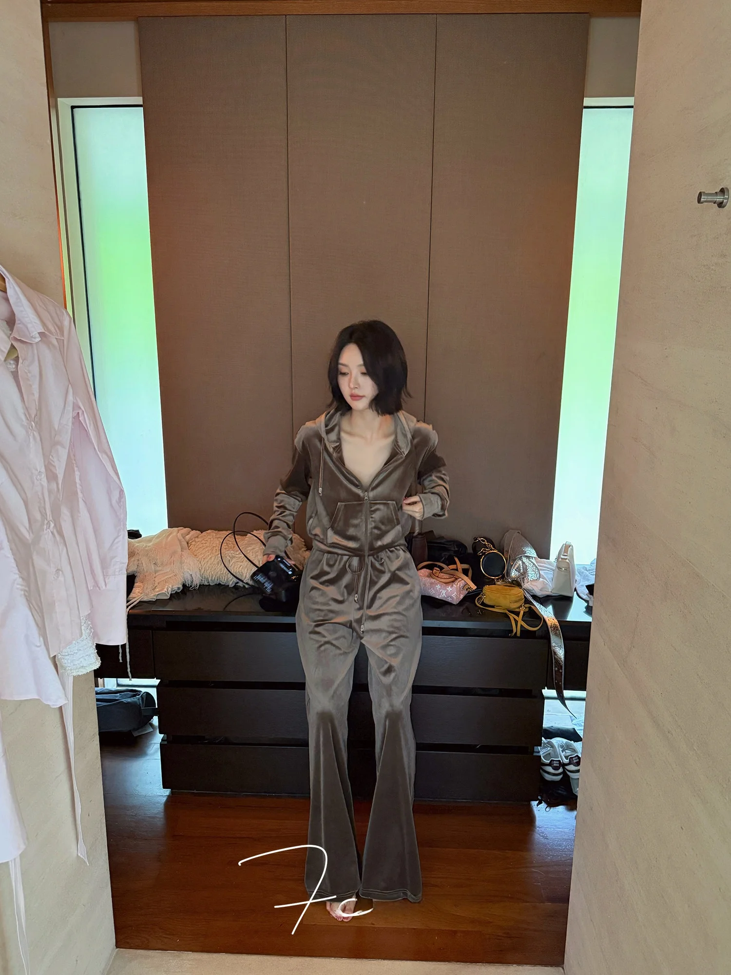 FORNIYOYO Velvet Drill Sporty Hoodie Top with Wide Leg Pants Set Women's Fashion Spring Collection High Waist Midi Length
FORNIYOYO Velvet Drill Sporty Hoodie Top with Wide Leg Pants Set Women's Fashion Spring Collection High Waist Midi Length