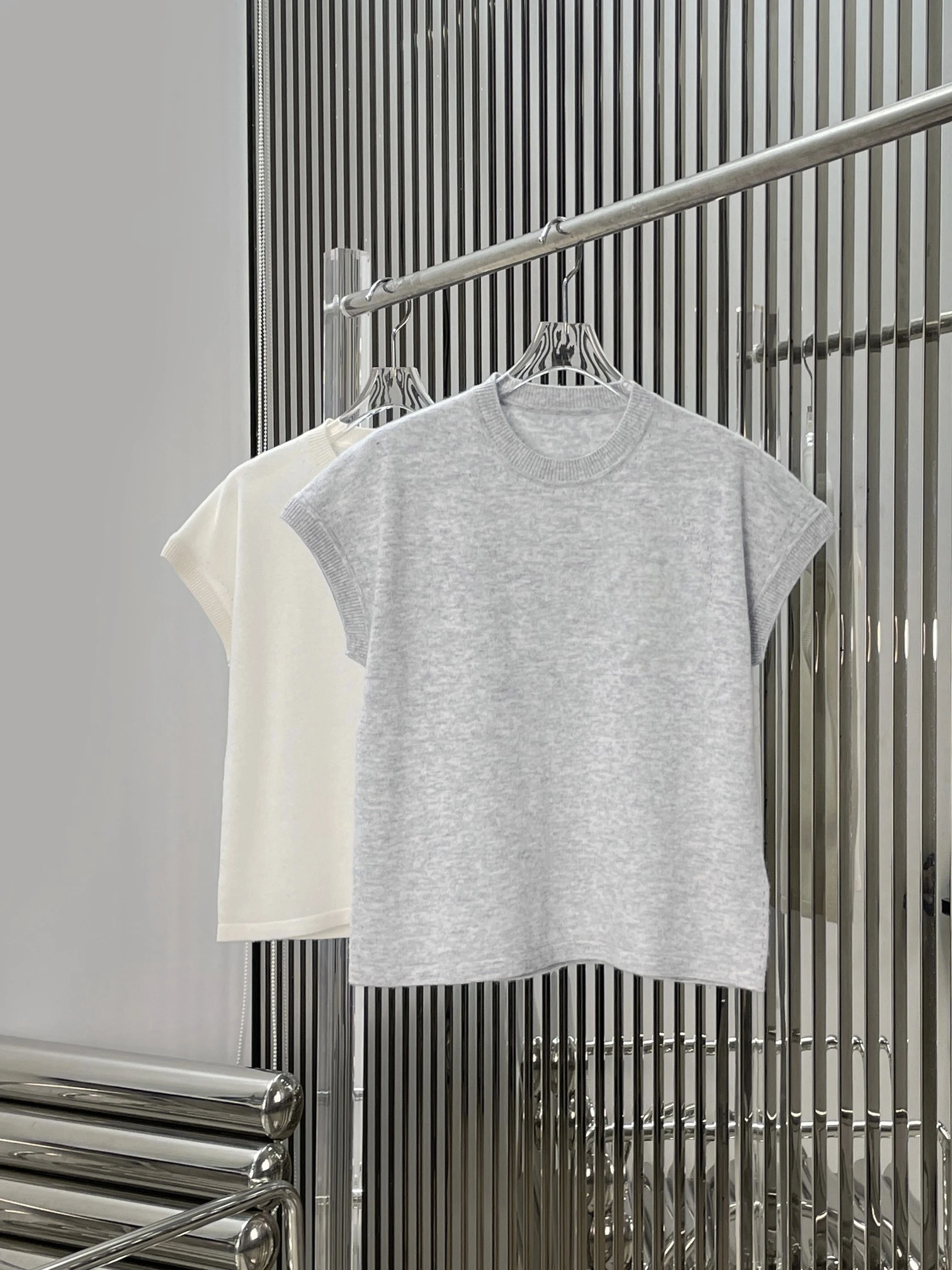 Women's Cashmere Knitwear Short Sleeve round Neck Hollow Letter Logo Design Comfortable Skin-friendly Summer Fashion Top
Women's Cashmere Knitwear Short Sleeve round Neck Hollow Letter Logo Design Comfortable Skin-friendly Summer Fashion Top