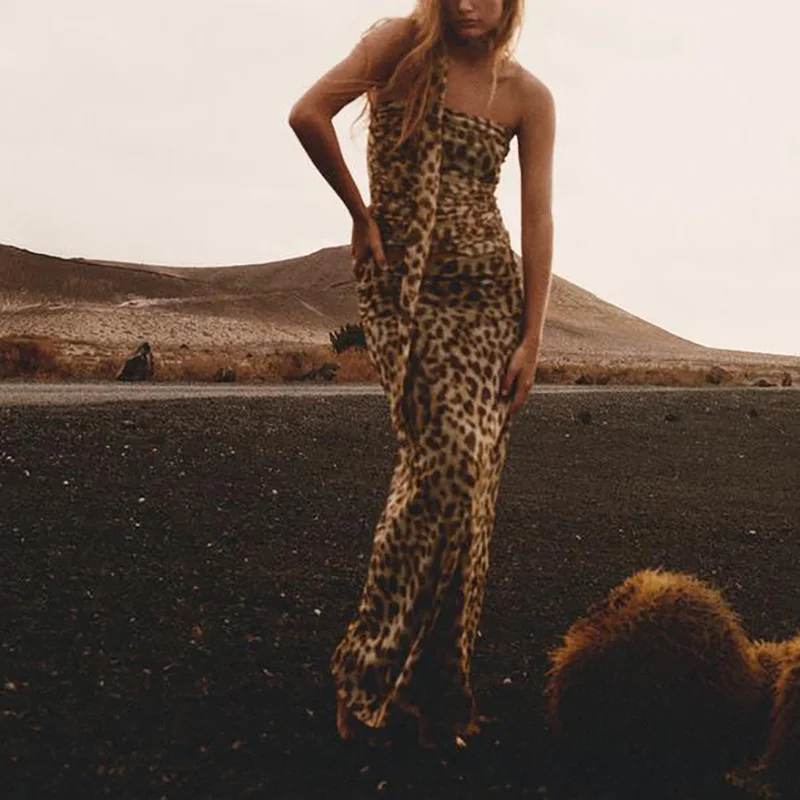 Chic Leopard Print Tube Top Skirt Suit Women Elegant Cold Shoulder Pleated Crop Tops Sexy Hip Package Skirt 2024 Spring Summer
Chic Leopard Print Tube Top Skirt Suit Women Elegant Cold Shoulder Pleated Crop Tops Sexy Hip Package Skirt 2024 Spring Summer