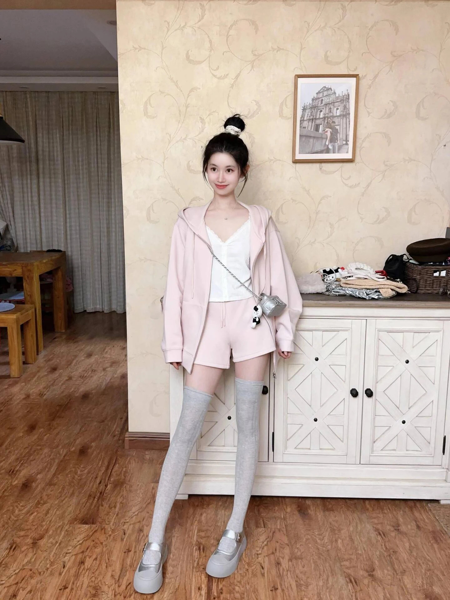 Korean Lazy Style Pink Hoodie Jacket Women's Loose Casual Sports Shorts Two-Piece Set Commute Style Autumn Fashion Set
Korean Lazy Style Pink Hoodie Jacket Women's Loose Casual Sports Shorts Two-Piece Set Commute Style Autumn Fashion Set