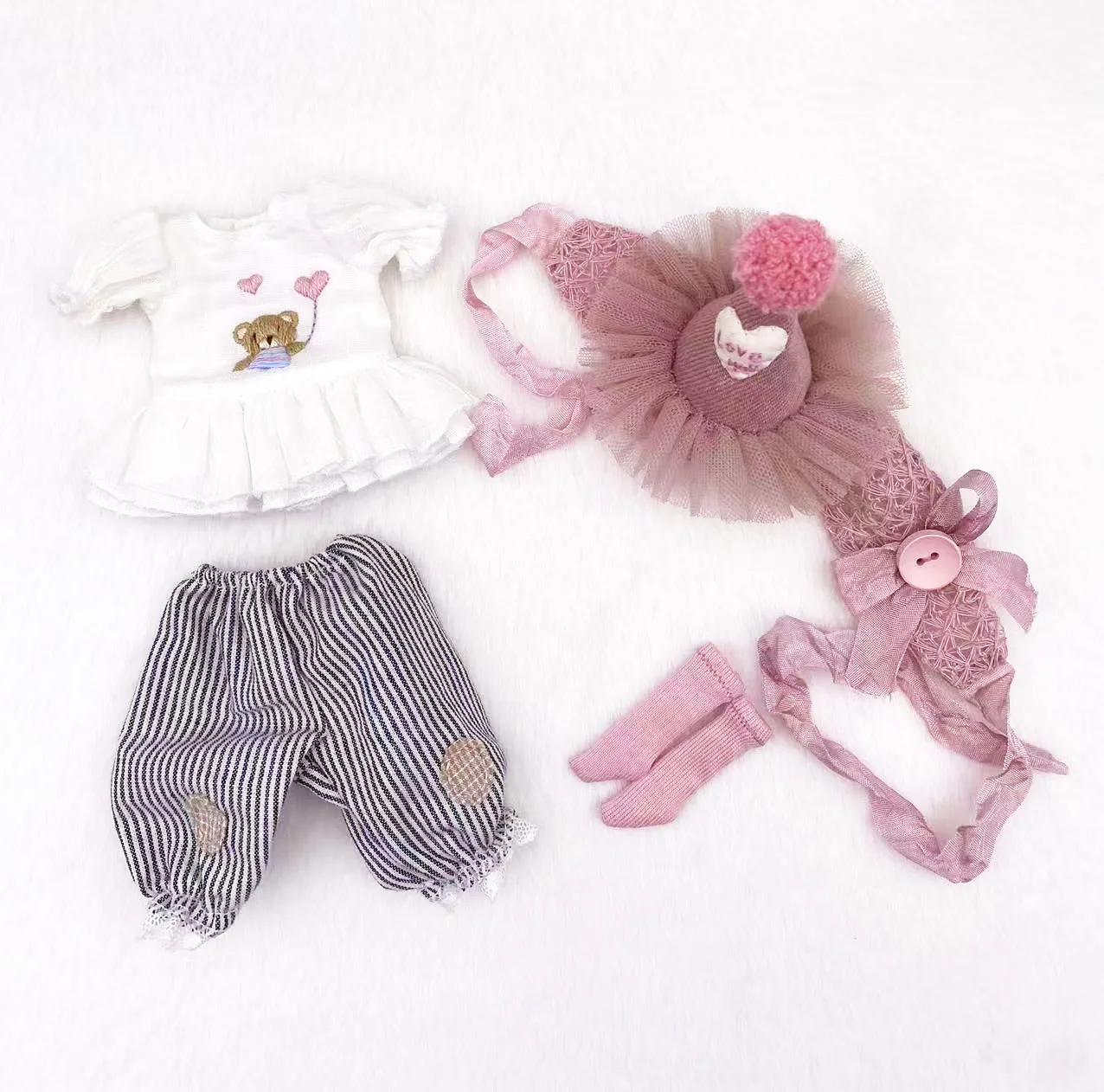 2026 Kari Doll Clothes and skirts Confession bear embroidered top pants headband set for Landazz Landoudou ob24 ob22 Doll
2026 Kari Doll Clothes and skirts Confession bear embroidered top pants headband set for Landazz Landoudou ob24 ob22 Doll