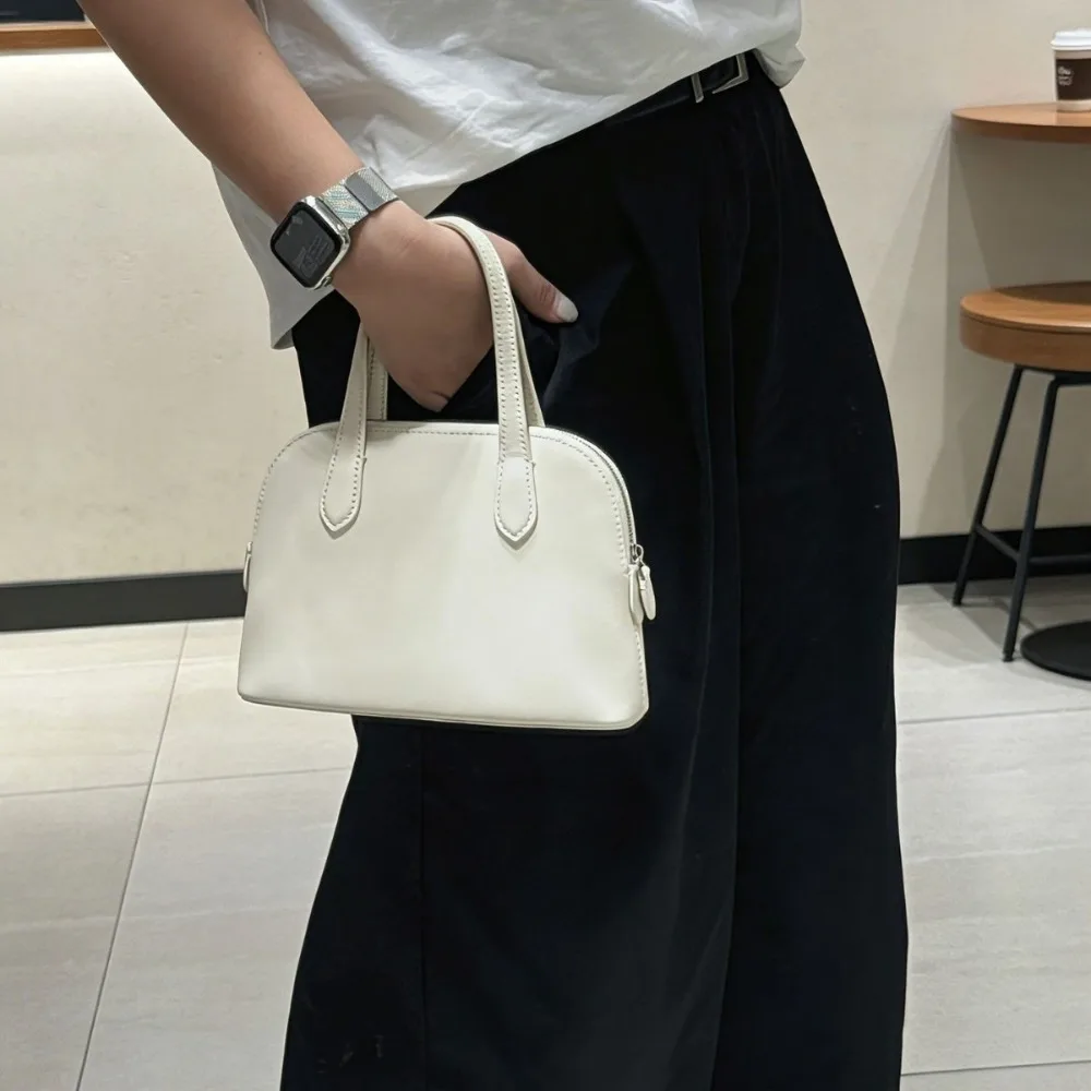 High Quality Women's Handbag Simple Versatile Oblique Span Bag Texture Unique Fashion Simple Casual Daily Premium Versatile
High Quality Women's Handbag Simple Versatile Oblique Span Bag Texture Unique Fashion Simple Casual Daily Premium Versatile