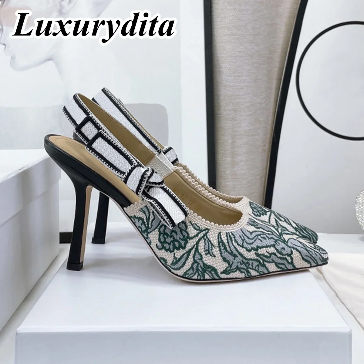 Top Quality Luxury Womens Sandal Casual Lace Flat Fashion Embroidered Muller Shoes Designer Silk Leather Soled High Heel
Top Quality Luxury Womens Sandal Casual Lace Flat Fashion Embroidered Muller Shoes Designer Silk Leather Soled High Heel