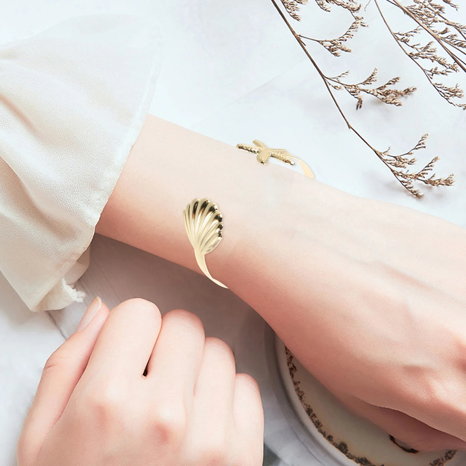 2pcs Open Seashell Bracelets Adjustable Golden Bracelets For Women Bangle Chunky Metal Jewelry Women Beach Gifts 
2pcs Open Seashell Bracelets Adjustable Golden Bracelets For Women Bangle Chunky Metal Jewelry Women Beach Gifts