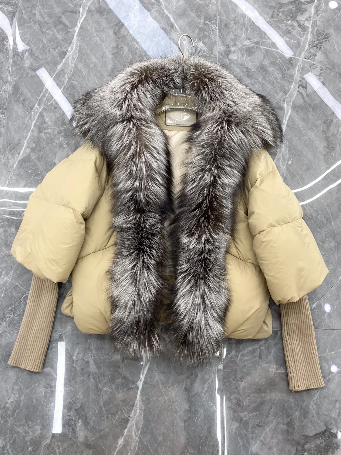 Luxury Fox Fur Collar Women Down Coat Solid Patch Knitting Sleeve Hooded Thick Winter Puffer Jacket Female Fashion Parkas Coat
Luxury Fox Fur Collar Women Down Coat Solid Patch Knitting Sleeve Hooded Thick Winter Puffer Jacket Female Fashion Parkas Coat