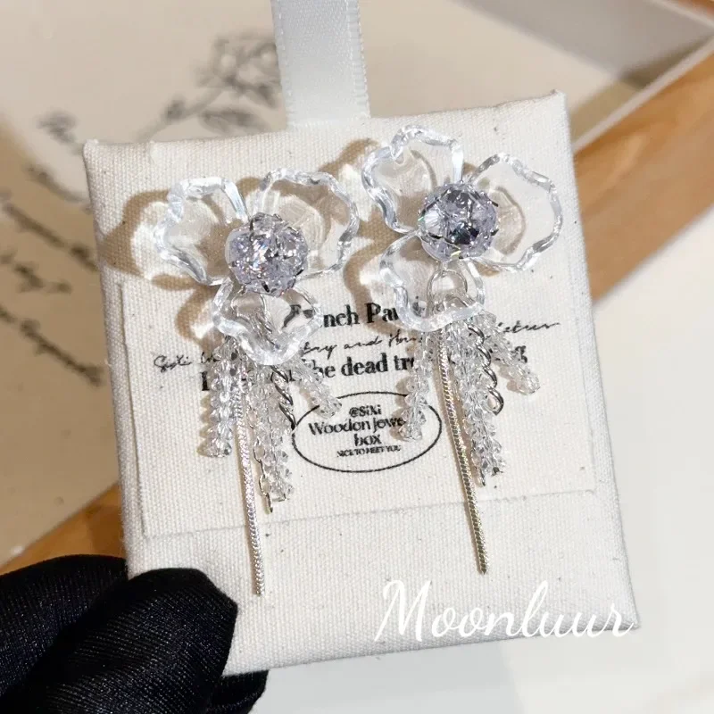 Transparent Acrylic Flower Tassel Exaggerated Hole-free Ear Clips, Hole-free Women's Versatile Fashion Design Earrings, Earrings
Transparent Acrylic Flower Tassel Exaggerated Hole-free Ear Clips, Hole-free Women's Versatile Fashion Design Earrings, Earrings