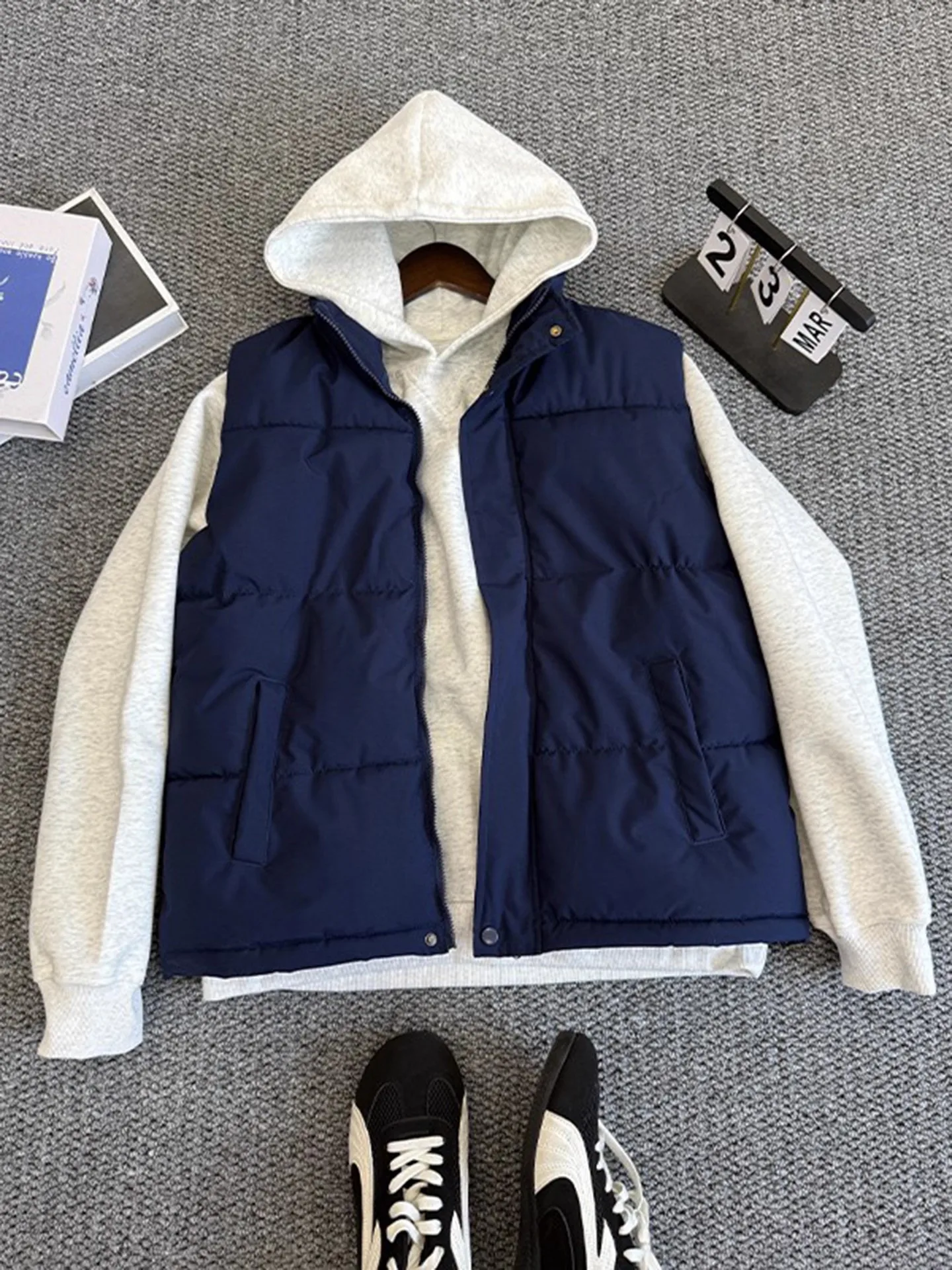 Синий пуховый хлопковый жилет, мужской осенне-зимний хлопковый жилет с воротником-стойкой, спортивная многослойная хлопковая верхняя одежда
Синий пуховый хлопковый жилет, мужской осенне-зимний хлопковый жилет с воротником-стойкой, спортивная многослойная хлопковая верхняя одежда