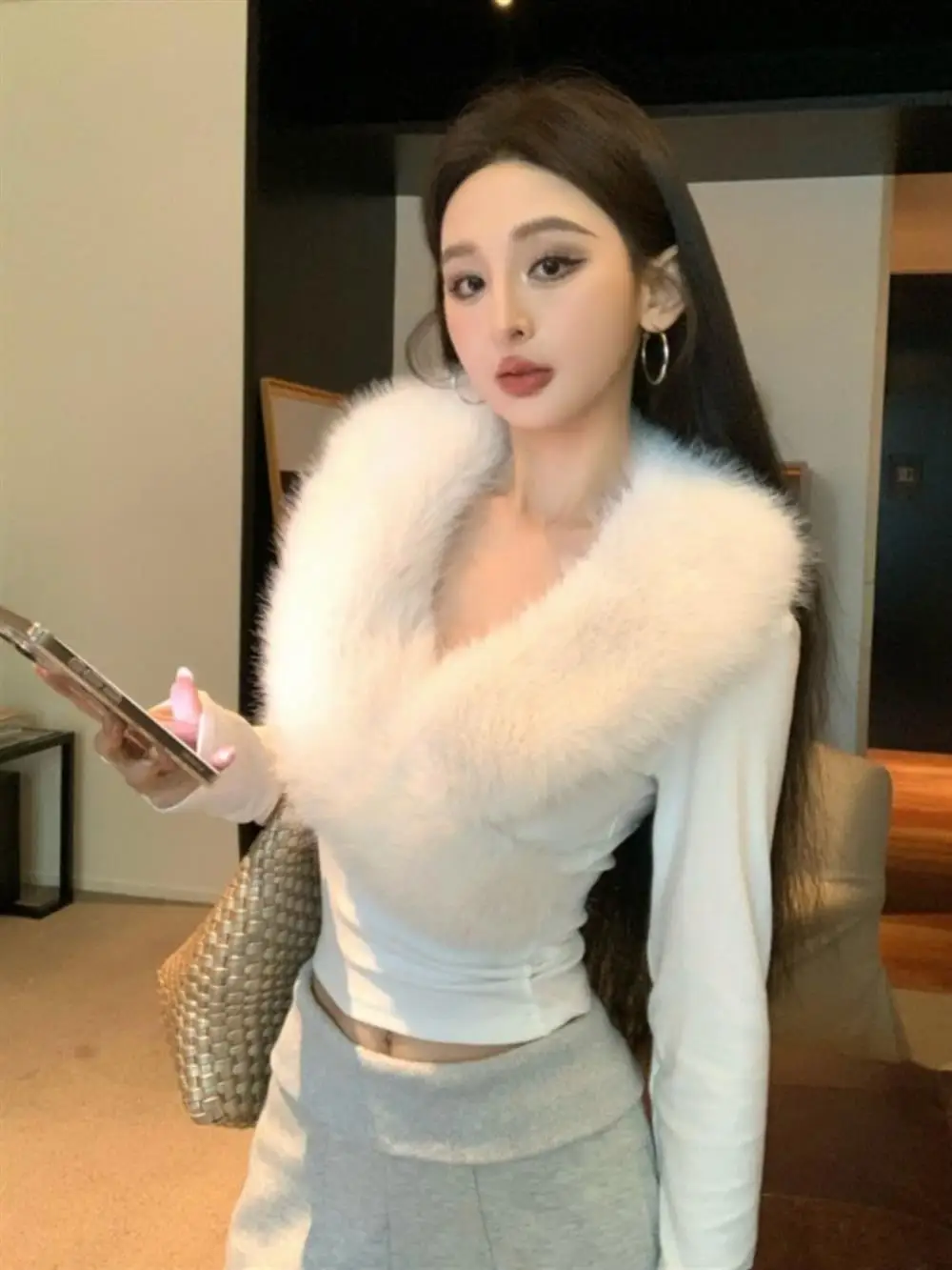 Slim Fit Knitwear Women's Early Spring Sexy V-Ne Waist-Cinched Base Layer Top with Large Fur Collar
Slim Fit Knitwear Women's Early Spring Sexy V-Ne Waist-Cinched Base Layer Top with Large Fur Collar