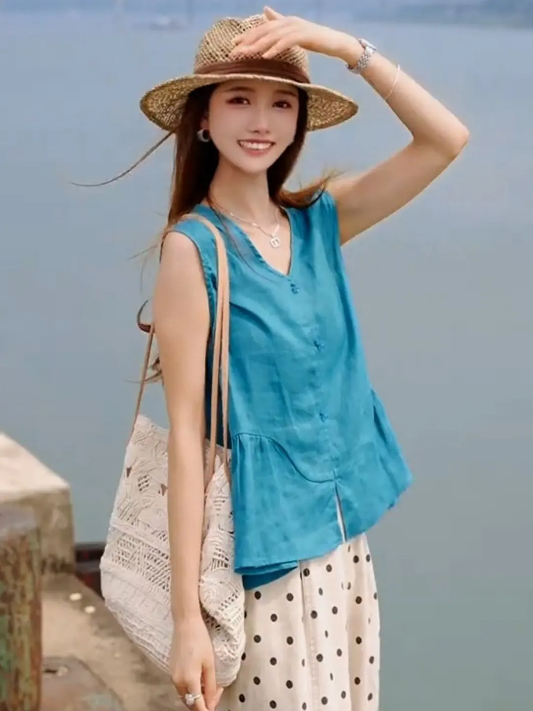 Slimming V-Neck Sleeveless Loose Women's Shirt Summer New Style Floral Short Top French Style No Brand Registered Trademark
Slimming V-Neck Sleeveless Loose Women's Shirt Summer New Style Floral Short Top French Style No Brand Registered Trademark