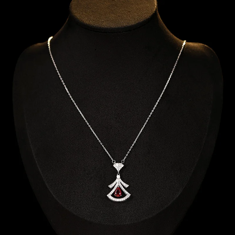 European and American Retro Emerald Zircon Small Skirt Fan-shaped Necklace Versatile Light Luxury Elegant High-end Clavicle Chai
European and American Retro Emerald Zircon Small Skirt Fan-shaped Necklace Versatile Light Luxury Elegant High-end Clavicle Chai