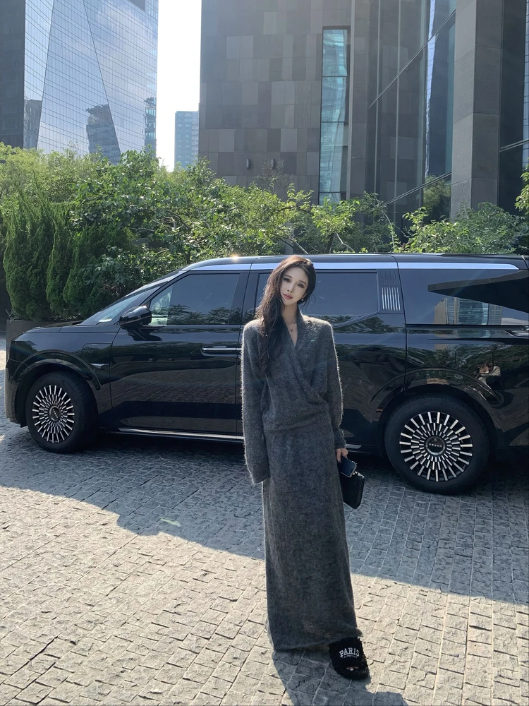 Early Autumn V-Neck Wool Knitted Sweater And Half-Skirt Two-Piece Set for Women Casual Style Fashionable And Slimming
Early Autumn V-Neck Wool Knitted Sweater And Half-Skirt Two-Piece Set for Women Casual Style Fashionable And Slimming