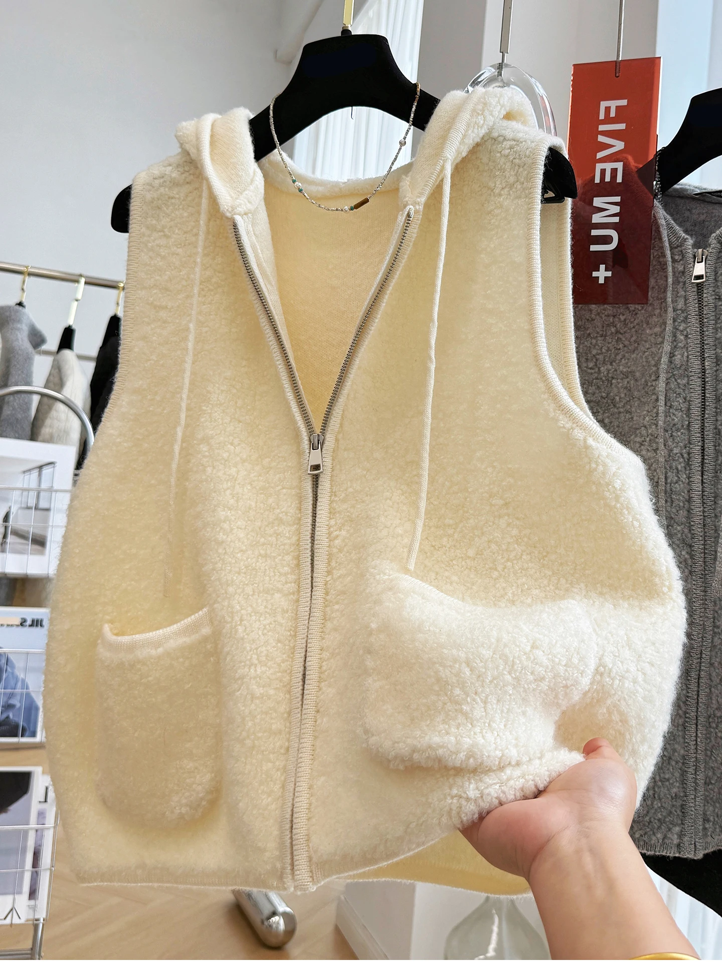 Корейский модный свободный вязаный жилет-безрукавка на молнии для осени и зимы, универсальный топ для многослойных образов
Корейский модный свободный вязаный жилет-безрукавка на молнии для осени и зимы, универсальный топ для многослойных образов