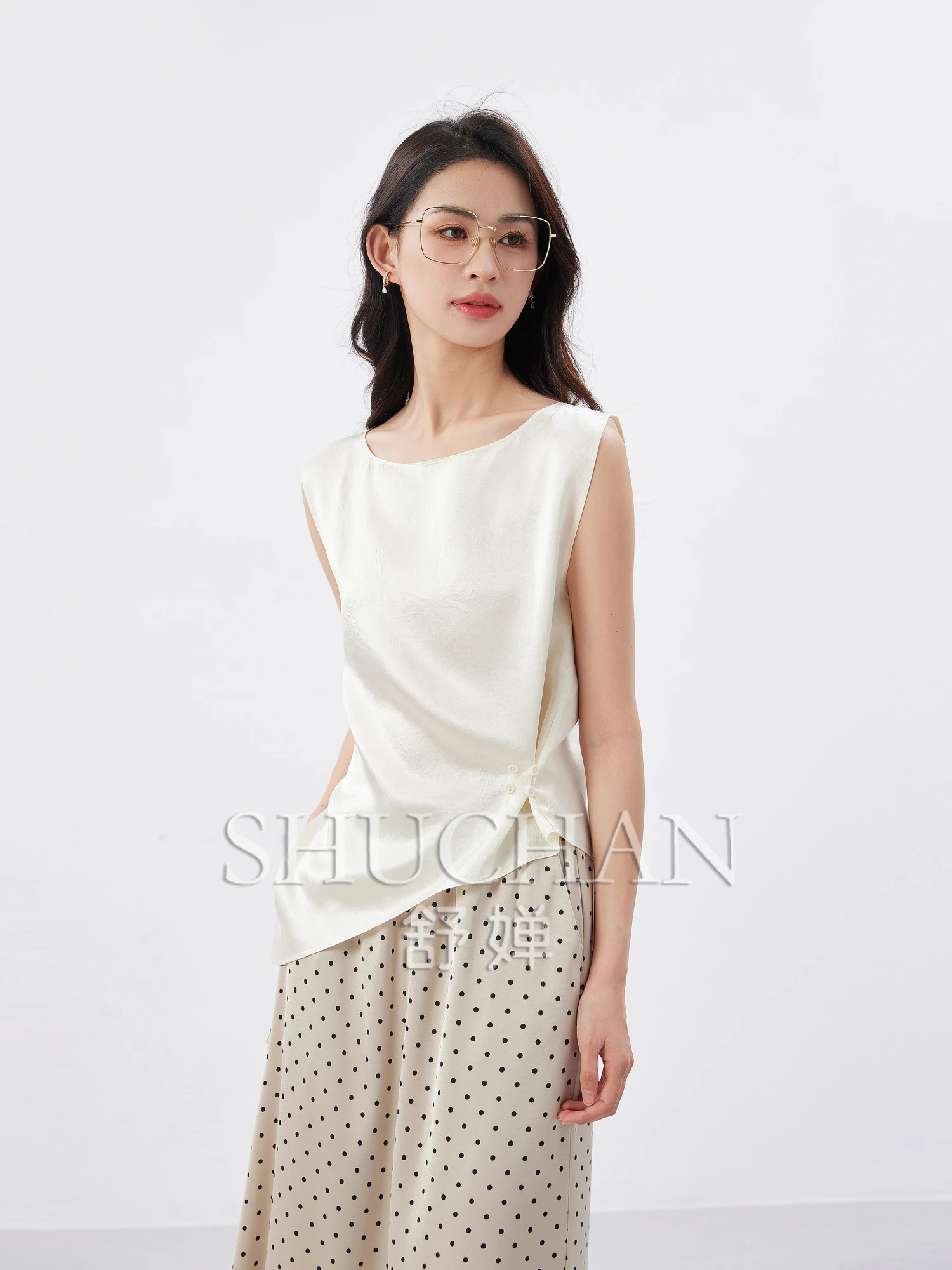 Elegant French 100% Satin Acetate Irregular Vest Summer Girl Tops Women Sleeveless Thin 2024 New Tank Top
Elegant French 100% Satin Acetate Irregular Vest Summer Girl Tops Women Sleeveless Thin 2024 New Tank Top