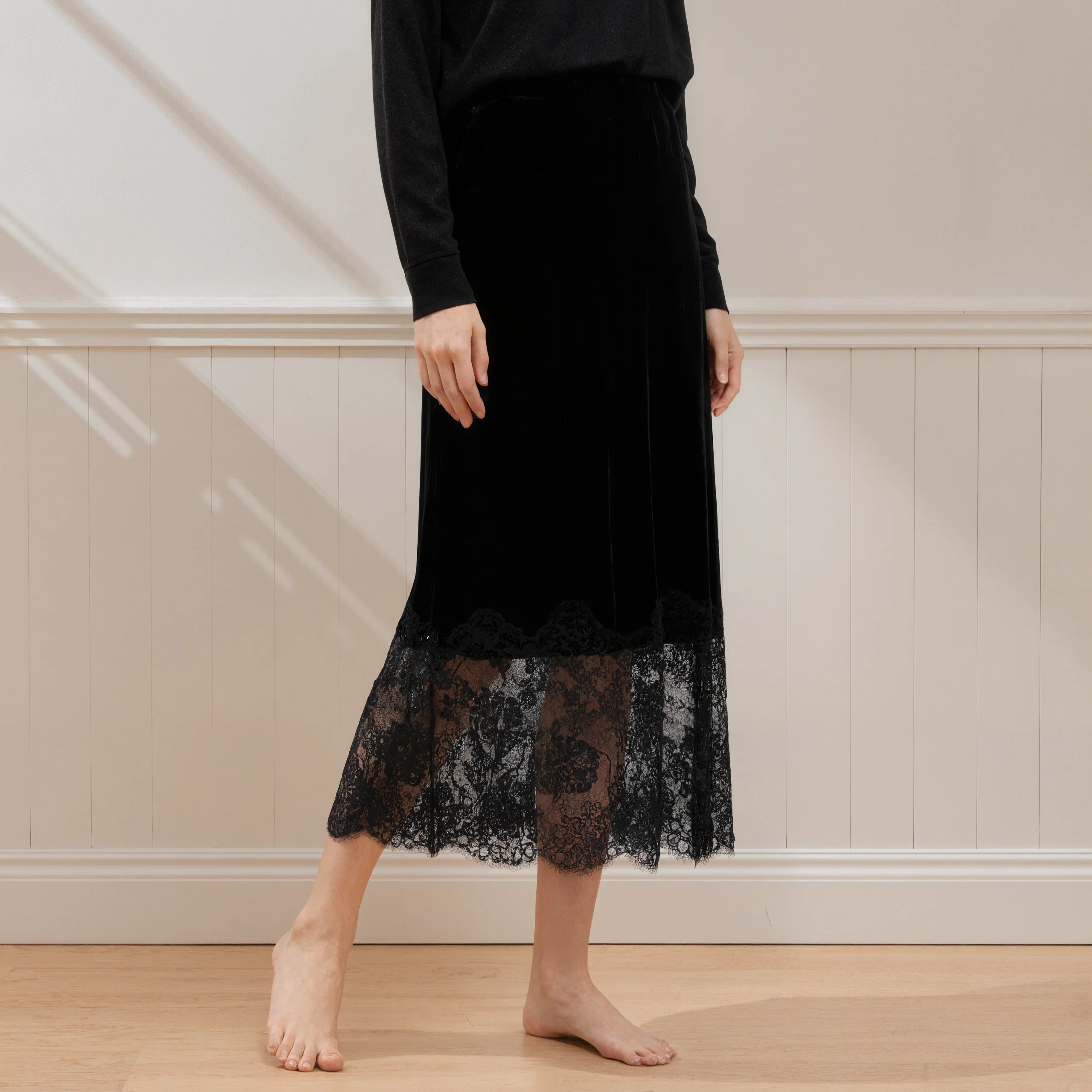 Elegant Black Velvet Midi Skirt Women Autumn Winter High Waist Lace Patchwork Sheer Hem A-Line Long Skirts Vintage Gothic Party
Elegant Black Velvet Midi Skirt Women Autumn Winter High Waist Lace Patchwork Sheer Hem A-Line Long Skirts Vintage Gothic Party