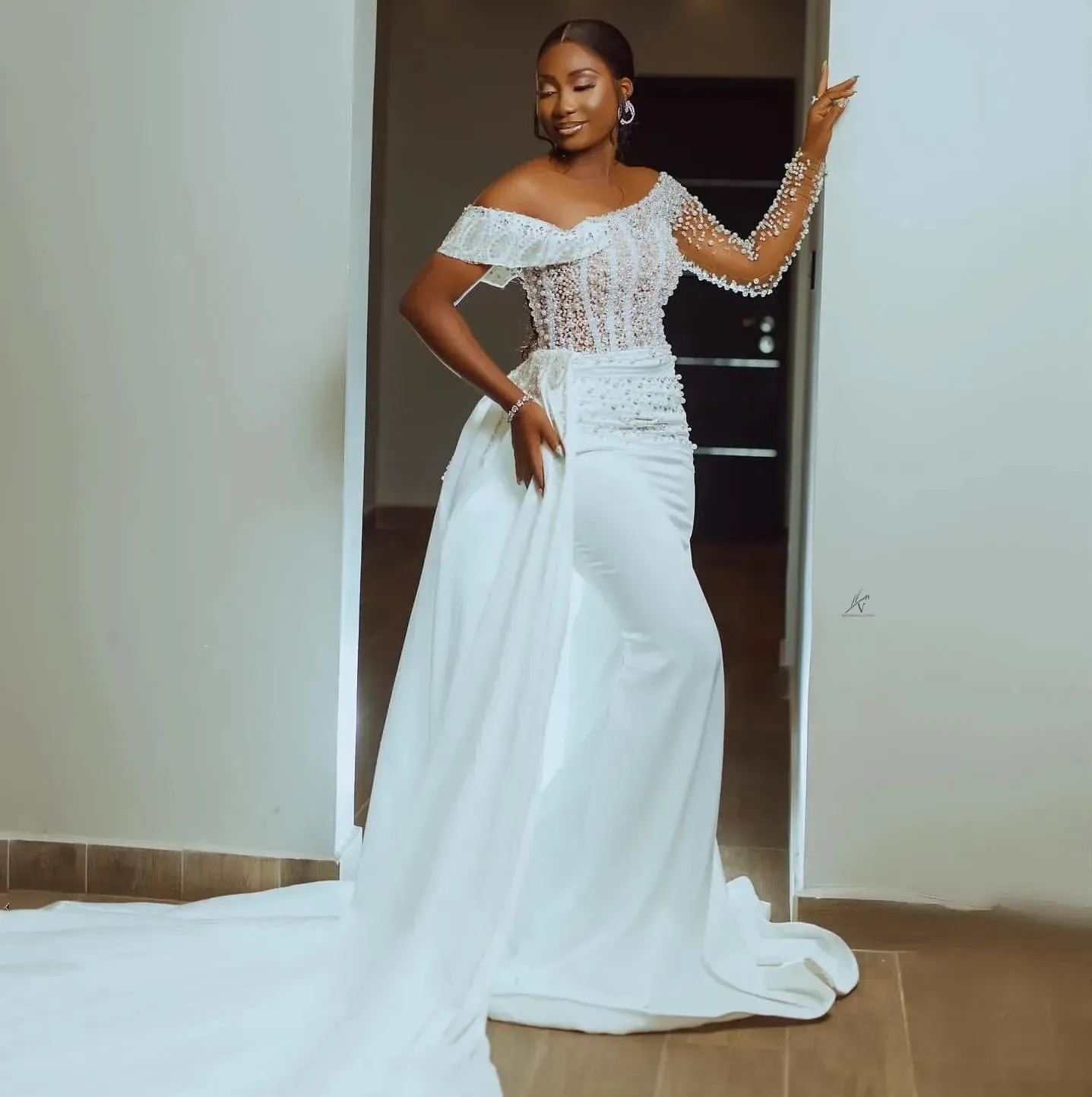 2025 African Wedding Dress Sheer Neck Long Sleeves Illusion Beaded Pearls Satin Bride Gowns Vestidos De Noiva Customized
2025 African Wedding Dress Sheer Neck Long Sleeves Illusion Beaded Pearls Satin Bride Gowns Vestidos De Noiva Customized