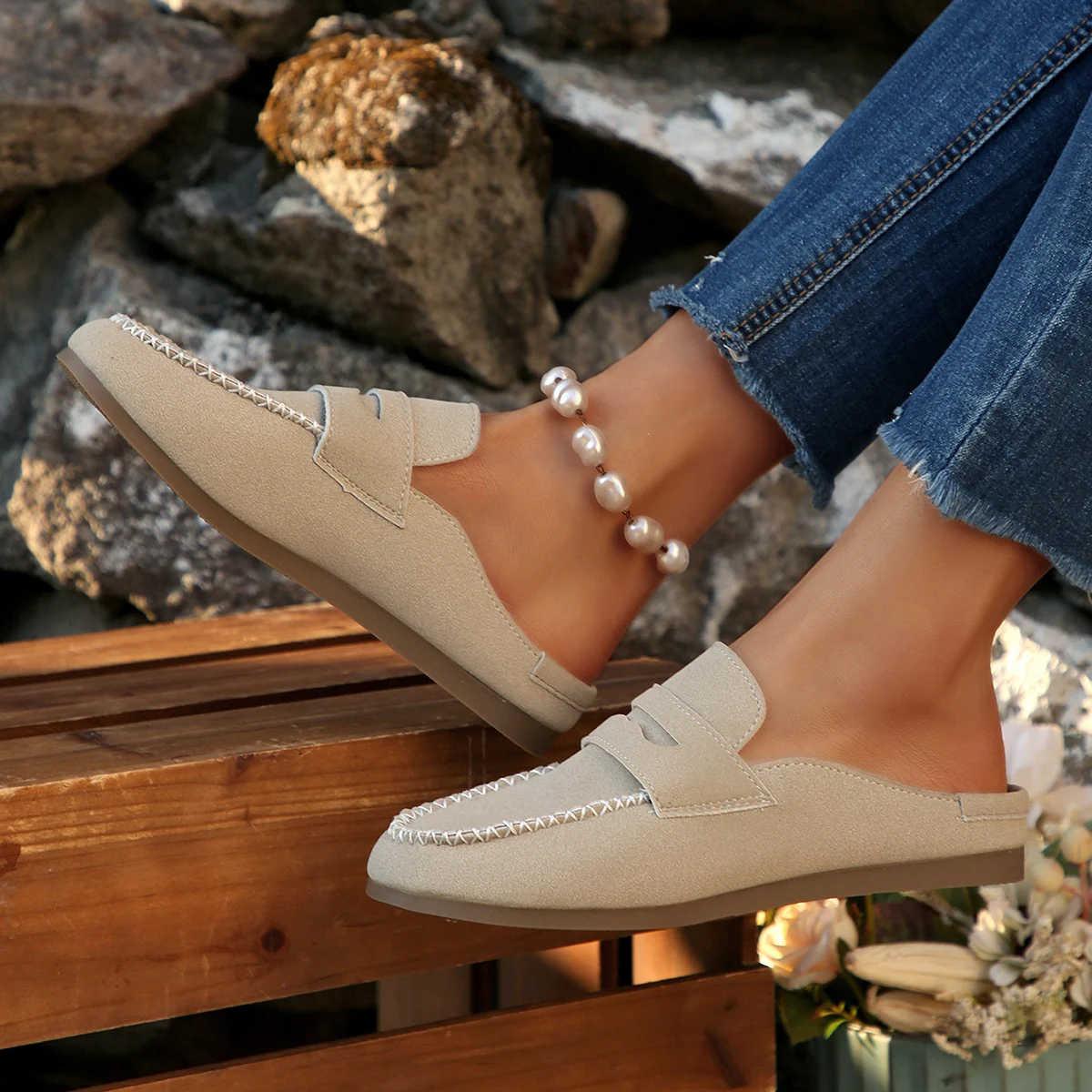 Ladies Slippers 2026 Spring and Autumn Fashion Casual Baotou Round-headed Low-heeled Suede Sewing Decorative Slippers Plus Size.
Ladies Slippers 2026 Spring and Autumn Fashion Casual Baotou Round-headed Low-heeled Suede Sewing Decorative Slippers Plus Size.