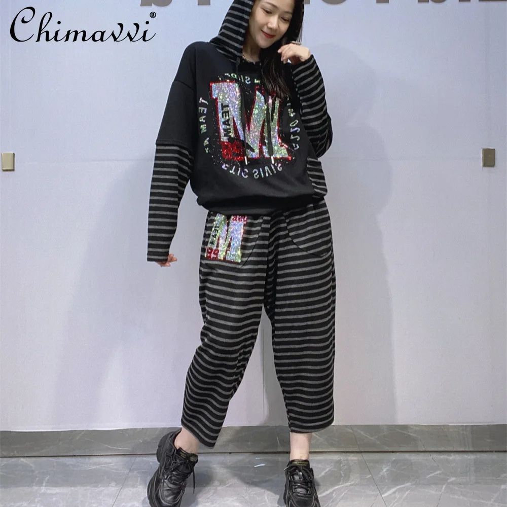 Oversized Fashion Fake Two-Piece Hooded Sweatshirt Set for Women Autumn New Heavy Rhinestone Harem Pants Women's Two-Piece Set
Oversized Fashion Fake Two-Piece Hooded Sweatshirt Set for Women Autumn New Heavy Rhinestone Harem Pants Women's Two-Piece Set