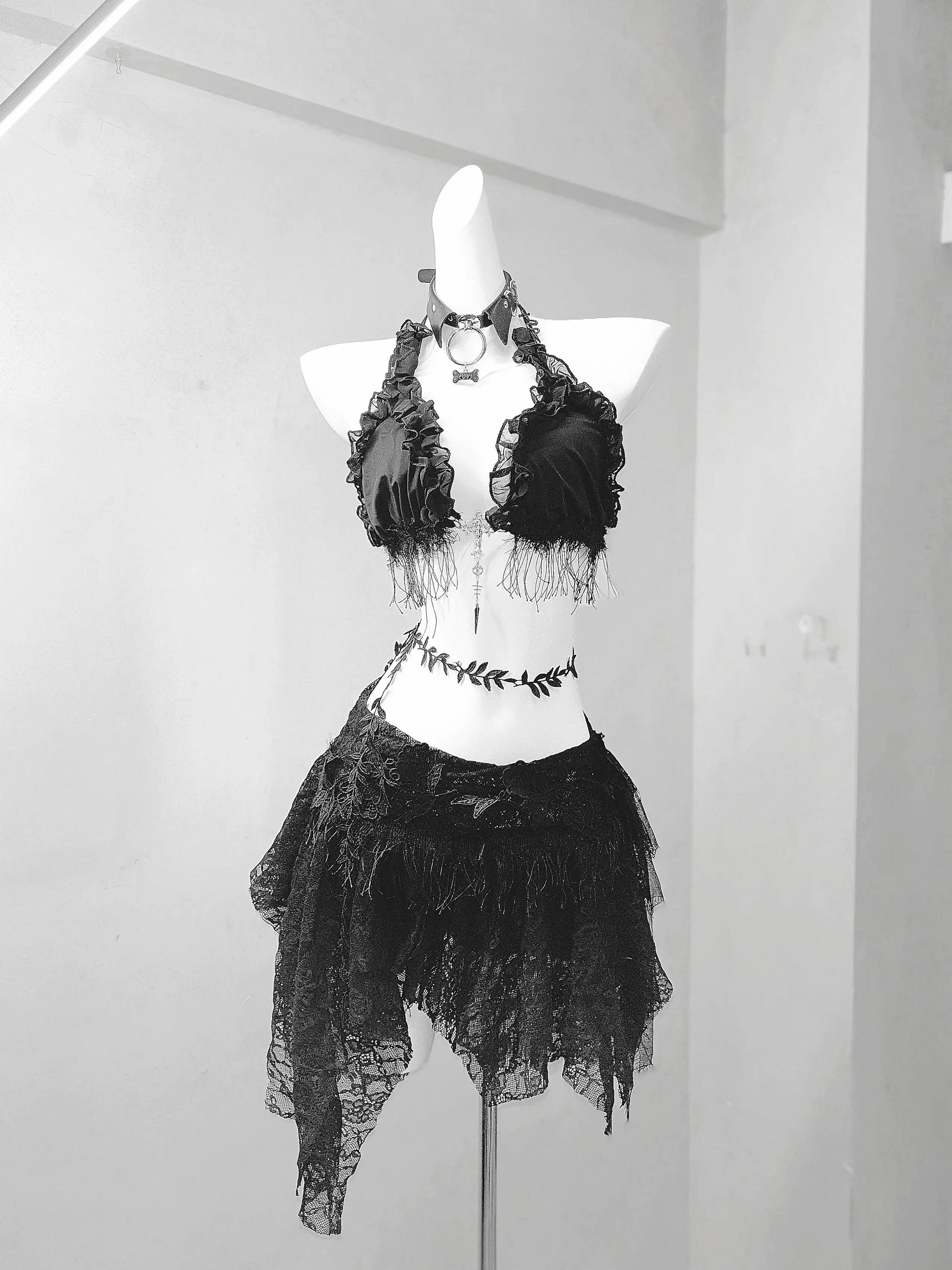 Rose Fairy Tale*TDH Authentic Subculture Dark Gothic Irregular Thorns Embroidered Lace Hot Girl Outfit
Rose Fairy Tale*TDH Authentic Subculture Dark Gothic Irregular Thorns Embroidered Lace Hot Girl Outfit