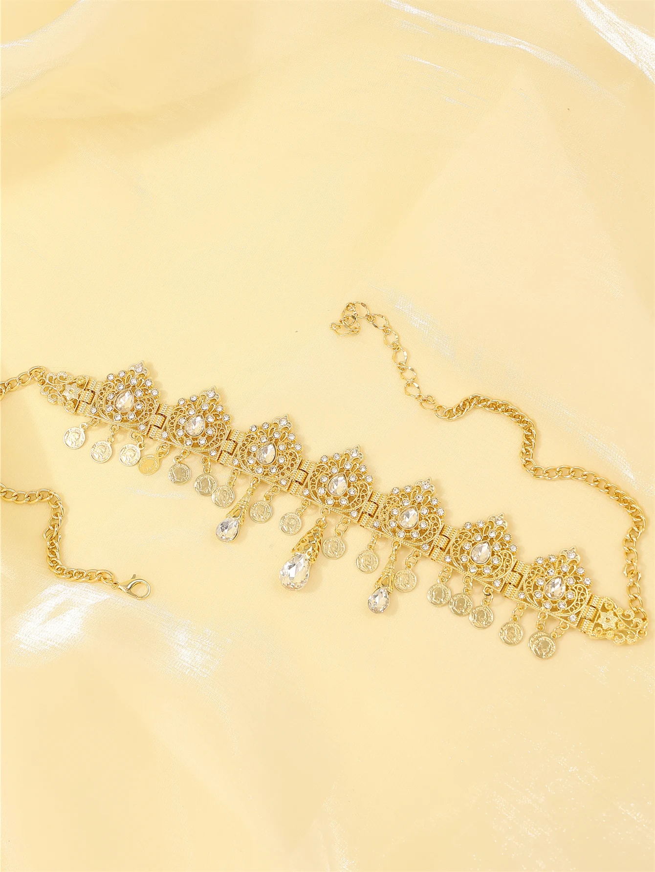 Court-style alloy head chain, inlaid with colored rhinestones, adjustable length, bridal wedding party head chain.
Court-style alloy head chain, inlaid with colored rhinestones, adjustable length, bridal wedding party head chain.