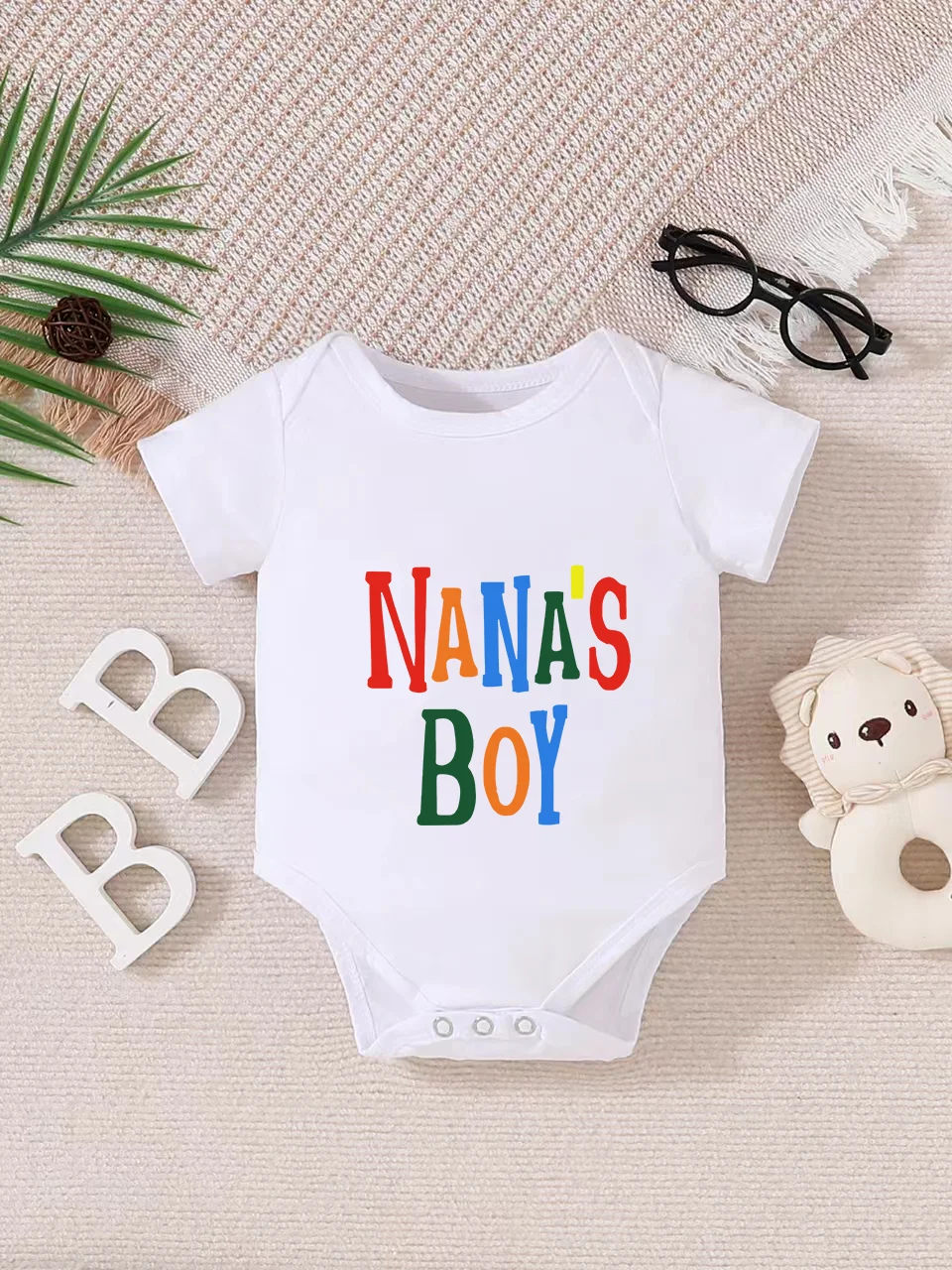 Baby short-sleeved triangle bodysuit, fun letter print, button design, easy to care for, suitable for new parents.
Baby short-sleeved triangle bodysuit, fun letter print, button design, easy to care for, suitable for new parents.
