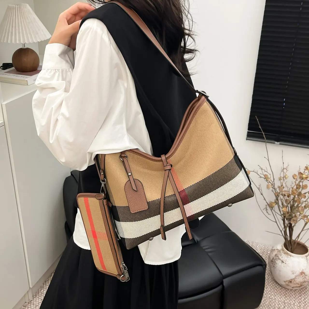 Luxury Brand Genuine Leather Messenger Bag for Ladies, Women's Crossbody Shoulder Handbag Elegant with Detachable Strap
Luxury Brand Genuine Leather Messenger Bag for Ladies, Women's Crossbody Shoulder Handbag Elegant with Detachable Strap