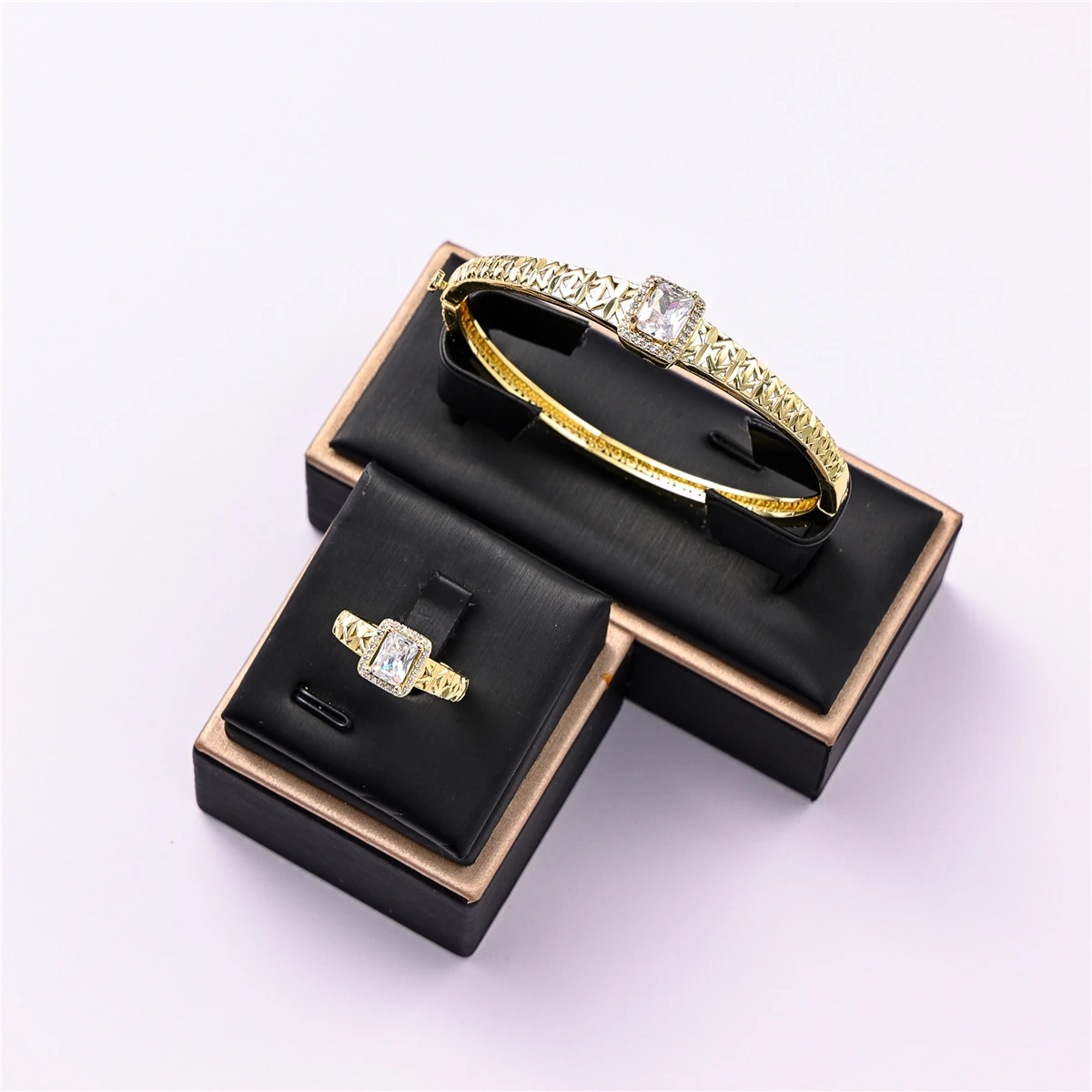 2022 New Fashion Ring Bracelet Lady's Exquisite Jewelry Set Metal Material Gold Plated Jewelry Accessories
2022 New Fashion Ring Bracelet Lady's Exquisite Jewelry Set Metal Material Gold Plated Jewelry Accessories