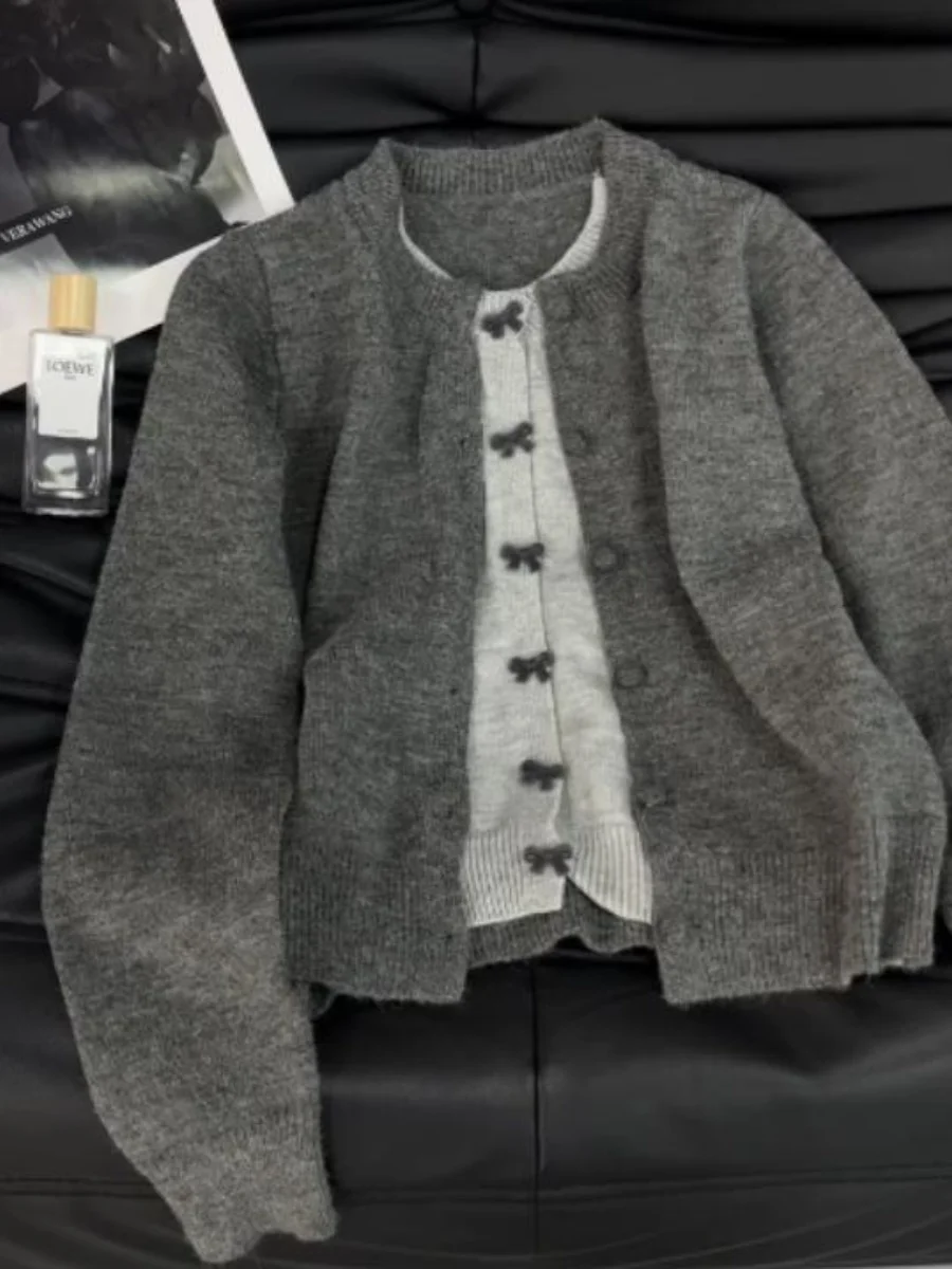 Bow Buckle Gray Sweater Women Spring Korean Contrasting Colors Fake Two-piece Knitted Cardigan Jacket O-neck Long Sleeved Top
Bow Buckle Gray Sweater Women Spring Korean Contrasting Colors Fake Two-piece Knitted Cardigan Jacket O-neck Long Sleeved Top