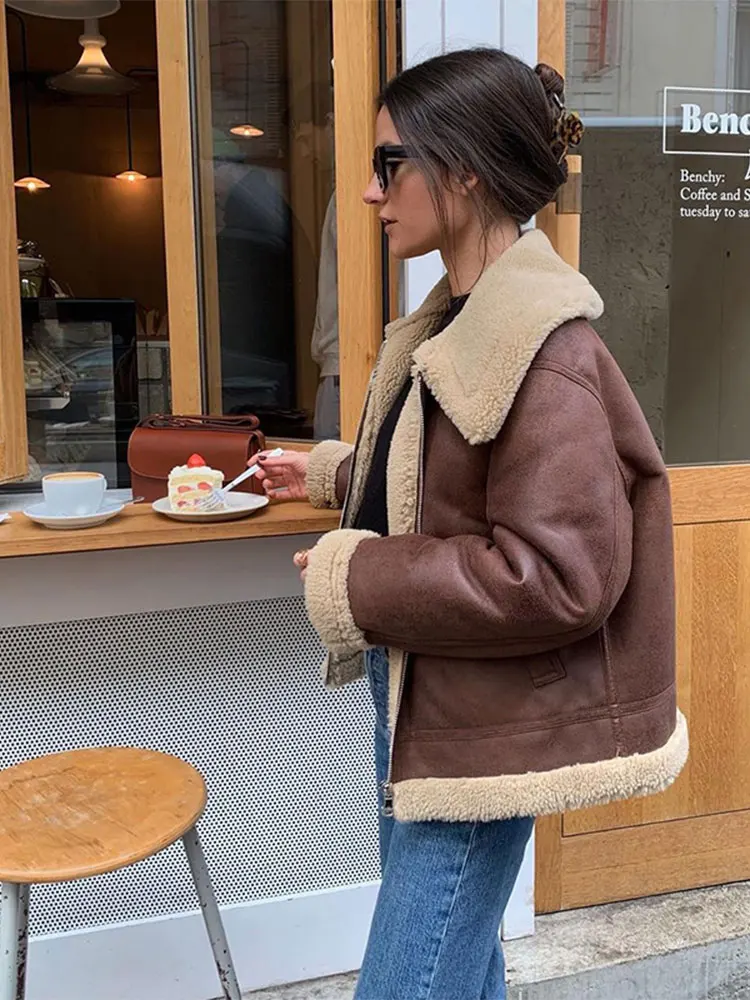 Autumn Winter Vintage Patchwork Lapel Faux Lamb Fur Jacket Women Retro Zipper Pockets Loose Coat 2024 Casual Lady Street Outwear
Autumn Winter Vintage Patchwork Lapel Faux Lamb Fur Jacket Women Retro Zipper Pockets Loose Coat 2024 Casual Lady Street Outwear