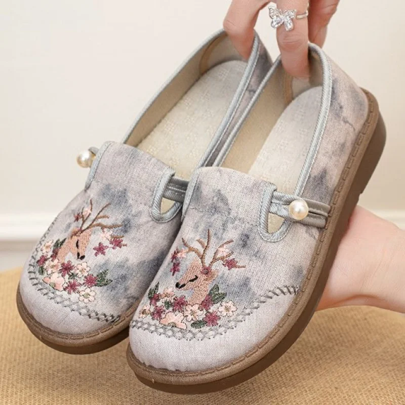 Spring New Old Beijing Cloth Shoes for Women Embroidered Shoes Slip-On Flat Mom Shoes Versatile Casual Shoes Breathable Single S
Spring New Old Beijing Cloth Shoes for Women Embroidered Shoes Slip-On Flat Mom Shoes Versatile Casual Shoes Breathable Single S