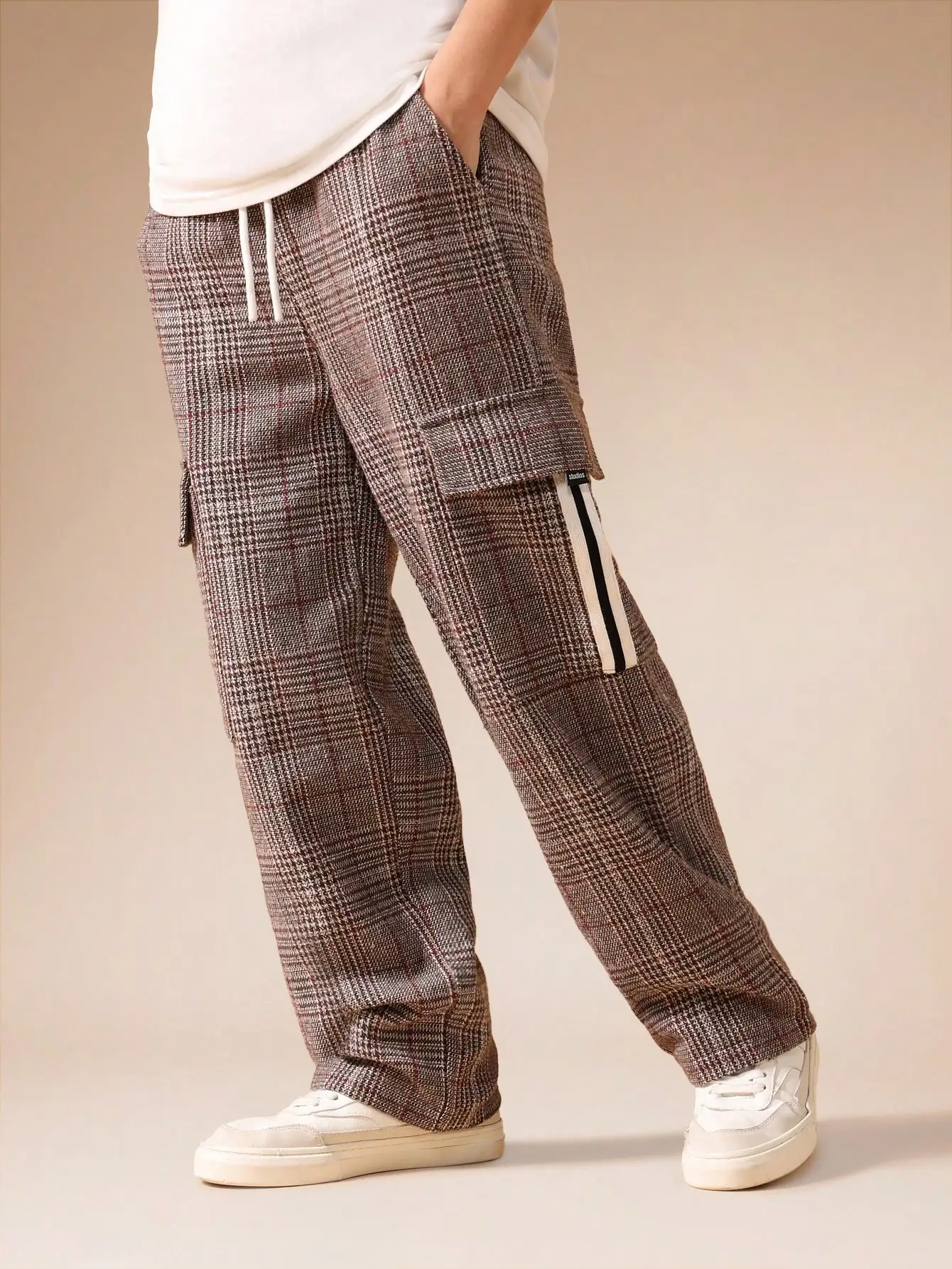 Plaid Cargo Pants with Side Pockets, Elastic Waist, Loose Fit for Casual Daily Wear
Plaid Cargo Pants with Side Pockets, Elastic Waist, Loose Fit for Casual Daily Wear