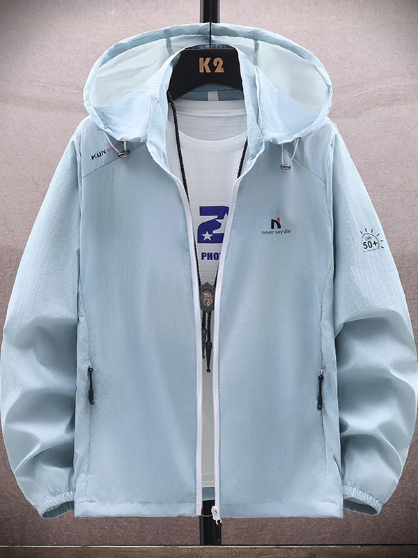 Новая летняя мужская куртка 2026 из ледяного шелка с защитой от солнца, с отстегивающимся капюшоном, легкая, дышащая, для молодежи
Новая летняя мужская куртка 2026 из ледяного шелка с защитой от солнца, с отстегивающимся капюшоном, легкая, дышащая, для молодежи