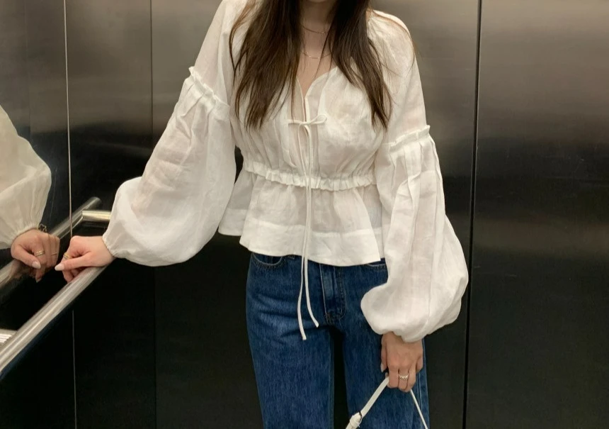 2026 Early Spring New V-neck Drawstring Waist Thin Bubble Sleeve Chiffon Shirt Women's Shirt
2026 Early Spring New V-neck Drawstring Waist Thin Bubble Sleeve Chiffon Shirt Women's Shirt