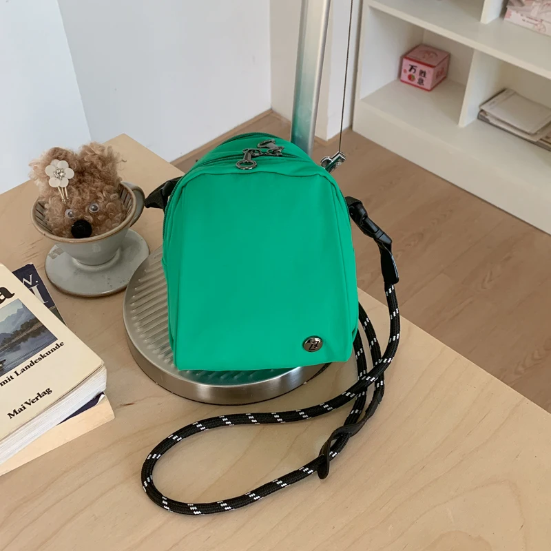 Lightweight Nylon Crossbody Bag for Women Small Square Shoulder Purse with Front Pocket Casual Sports Travel Daily Work Tote Bag
Lightweight Nylon Crossbody Bag for Women Small Square Shoulder Purse with Front Pocket Casual Sports Travel Daily Work Tote Bag