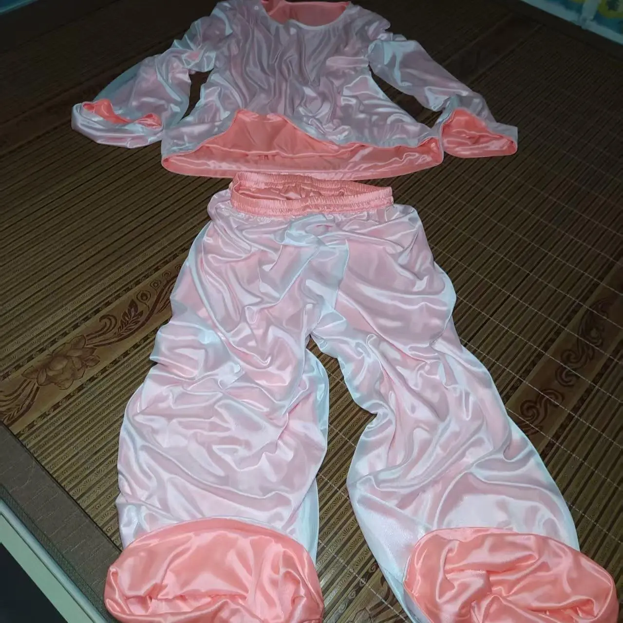 Men Women Plus size Long Sleeve Satin Top Pants Silk Ruffles 2 Pieces Set Glossy comfortable Soft Double-layer Pajamas Trousers
Men Women Plus size Long Sleeve Satin Top Pants Silk Ruffles 2 Pieces Set Glossy comfortable Soft Double-layer Pajamas Trousers