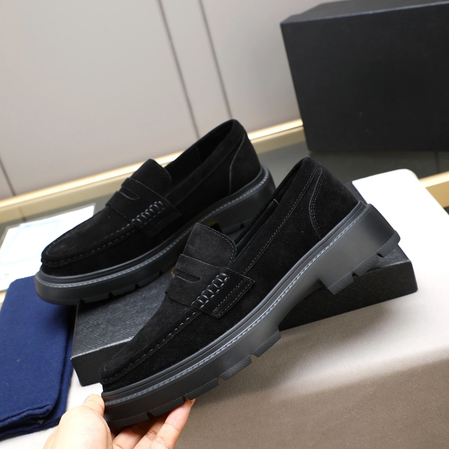 Роскошная брендовая мужская обувь, праздничные подарки, лоферы ручной работы, повседневная обувь из натуральной кожи, замшевые модельные туфли из воловьей кожи в стиле P
Роскошная брендовая мужская обувь, праздничные подарки, лоферы ручной работы, повседневная обувь из натуральной кожи, замшевые модельные туфли из воловьей кожи в стиле P