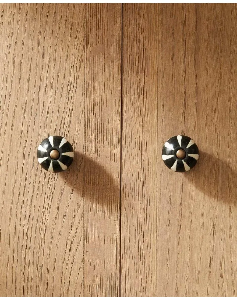 European-style black-and-white striped round ceramic wardrobe door handle 2-piece set
European-style black-and-white striped round ceramic wardrobe door handle 2-piece set