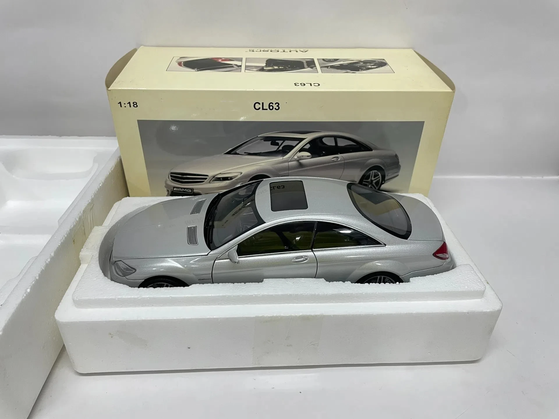 Autoart 1:18 CL63 Серебряная имитация ограниченной серии, все открытые металлические статические модели автомобиля из сплава, игрушка в подарок
Autoart 1:18 CL63 Серебряная имитация ограниченной серии, все открытые металлические статические модели автомобиля из сплава, игрушка в подарок