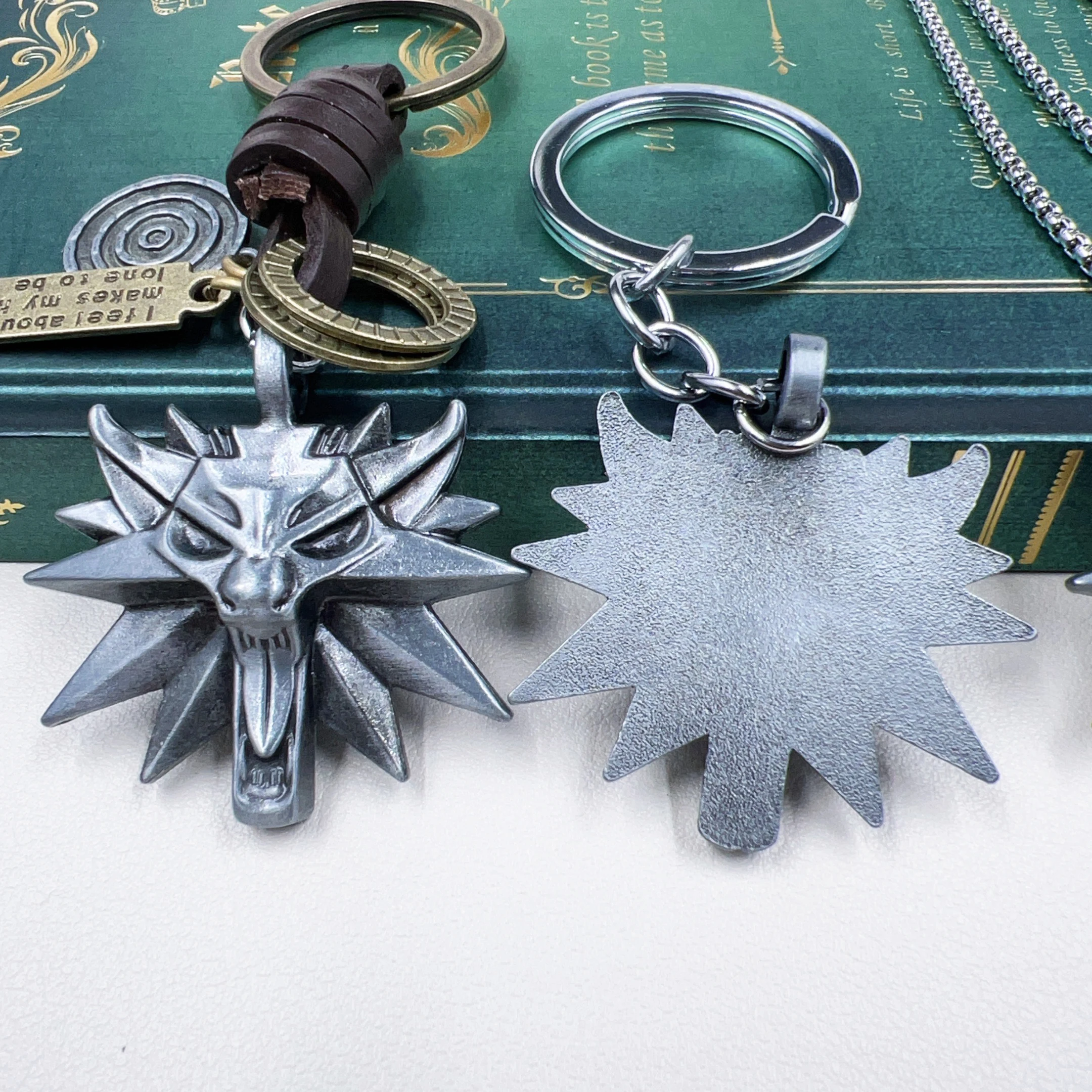 22cm Wild Hunt Medieval Iris Sword with Wolf Head Models Keychain TW3 Movies Peripheral Metal Sword Accessories Keychain Crafts
22cm Wild Hunt Medieval Iris Sword with Wolf Head Models Keychain TW3 Movies Peripheral Metal Sword Accessories Keychain Crafts
