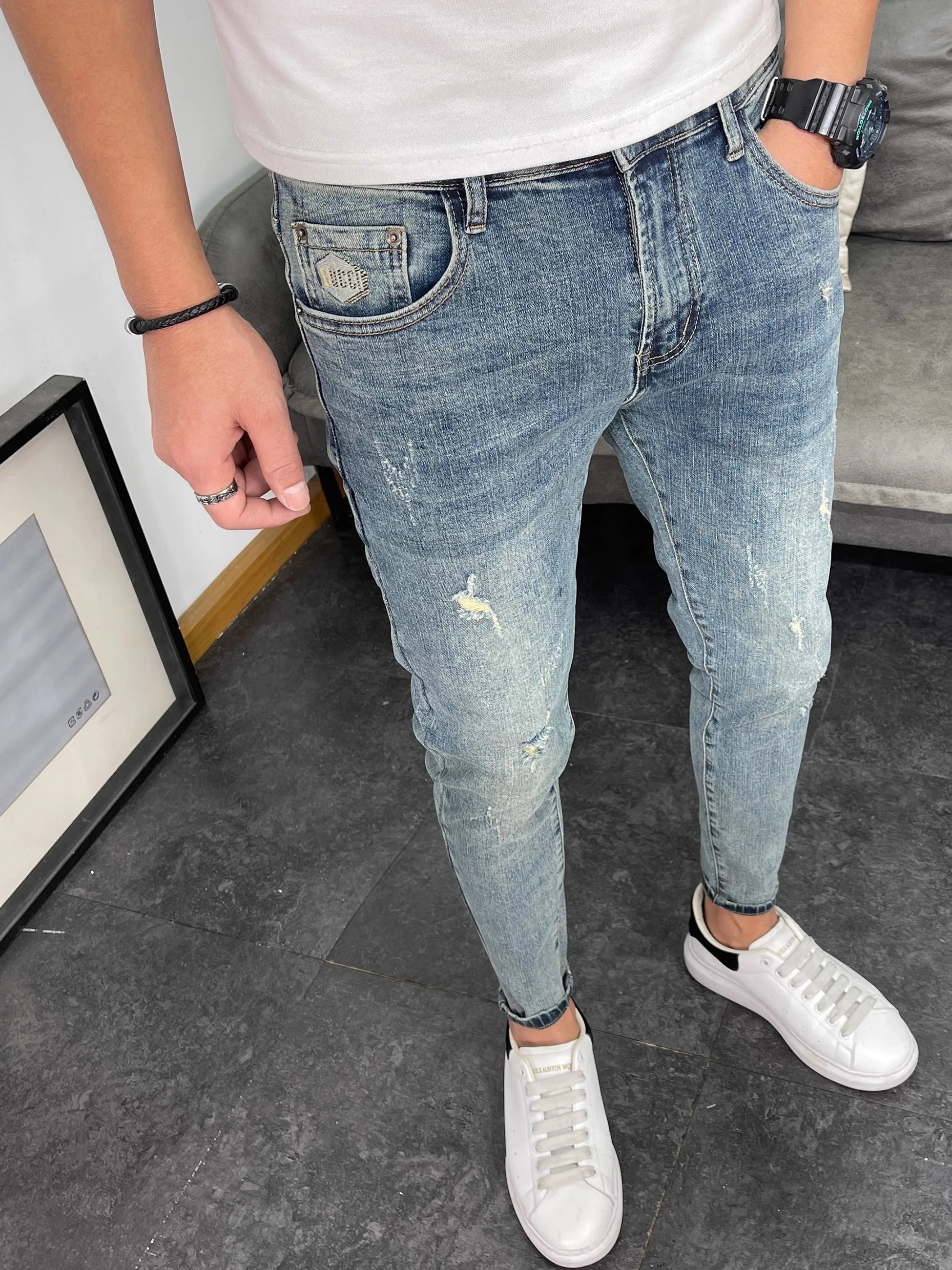 Модные мужские джинсы 2025 года, весна-осень, рваные, светло-голубые, зауженные, укороченные (до щиколотки), в стиле ретро, повседневные, со средней посадкой
Модные мужские джинсы 2025 года, весна-осень, рваные, светло-голубые, зауженные, укороченные (до щиколотки), в стиле ретро, повседневные, со средней посадкой