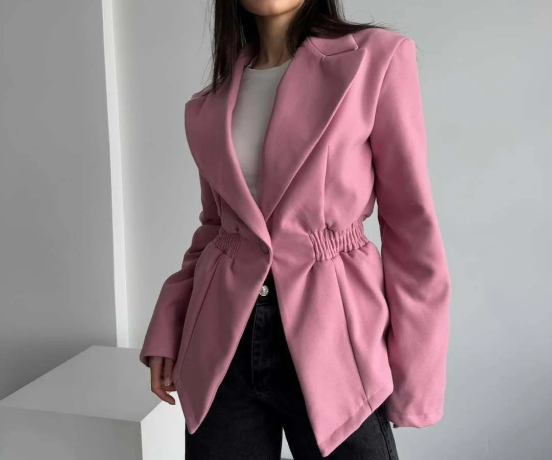 2025 Spring and Autumn Style Fashion Style Single Button Shrink Fold Waist Collar Loose Look Slimming Suit Jacket for Women
2025 Spring and Autumn Style Fashion Style Single Button Shrink Fold Waist Collar Loose Look Slimming Suit Jacket for Women
