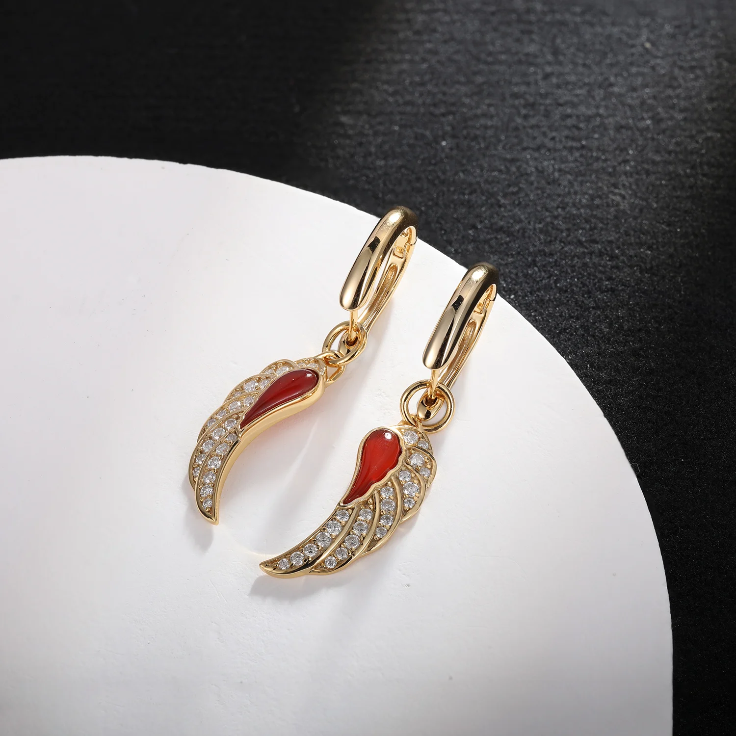 APIR Angel Wing Dangle Hoop Earrings 14K Gold Plated D VVS1 Moissanite Red Agate Drop Earring Vintage Elegant Jewelry for Ladies
APIR Angel Wing Dangle Hoop Earrings 14K Gold Plated D VVS1 Moissanite Red Agate Drop Earring Vintage Elegant Jewelry for Ladies