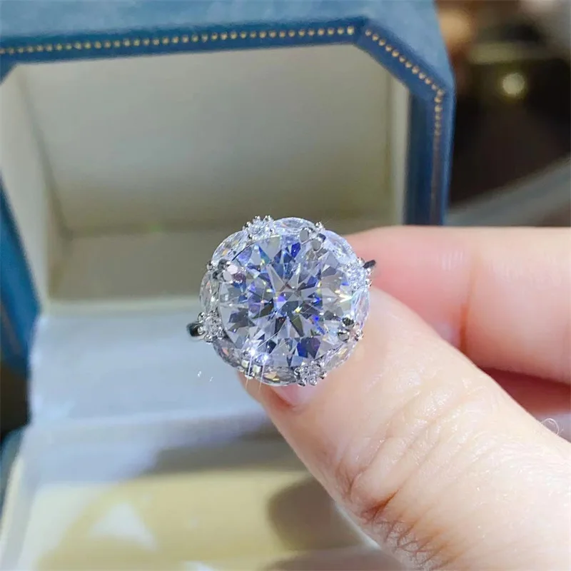 Модное кольцо с муассанитом из платины PT950, 5 карат, в форме голубиного яйца, для женщин, популярный ювелирный стиль для молодых женщин.
Модное кольцо с муассанитом из платины PT950, 5 карат, в форме голубиного яйца, для женщин, популярный ювелирный стиль для молодых женщин.