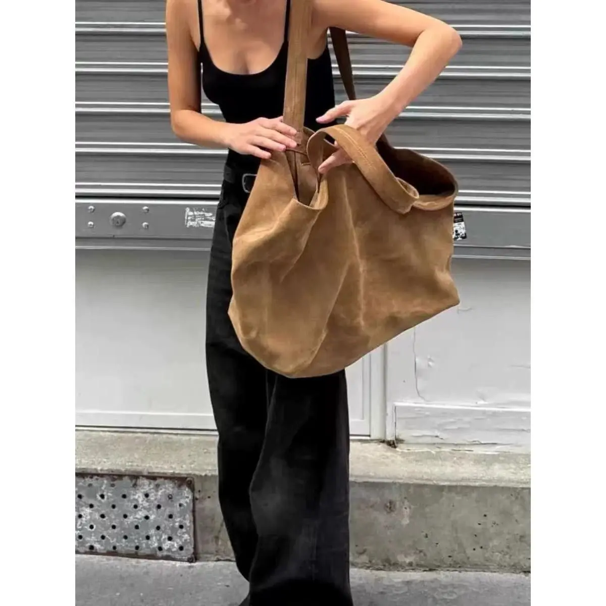 Autumn Winter New Large Capacity Tote Bags for Women Retro Suede Casual Commuting Shoulder Fashion Versatile Underarm Bag 
Autumn Winter New Large Capacity Tote Bags for Women Retro Suede Casual Commuting Shoulder Fashion Versatile Underarm Bag