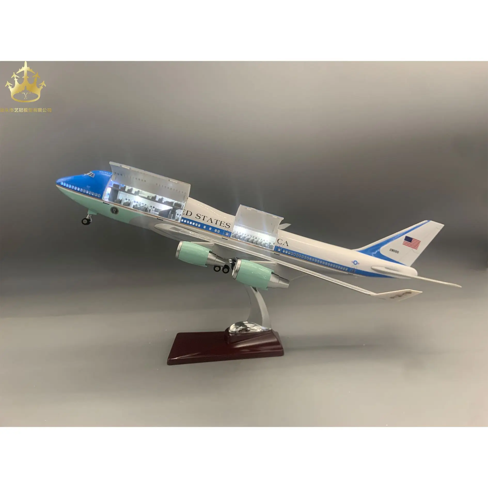 Модель самолета Boeing 747 Air Force One с двойными дверями, подсветкой и движущимися колесами, статическая модель-подвеска
Модель самолета Boeing 747 Air Force One с двойными дверями, подсветкой и движущимися колесами, статическая модель-подвеска