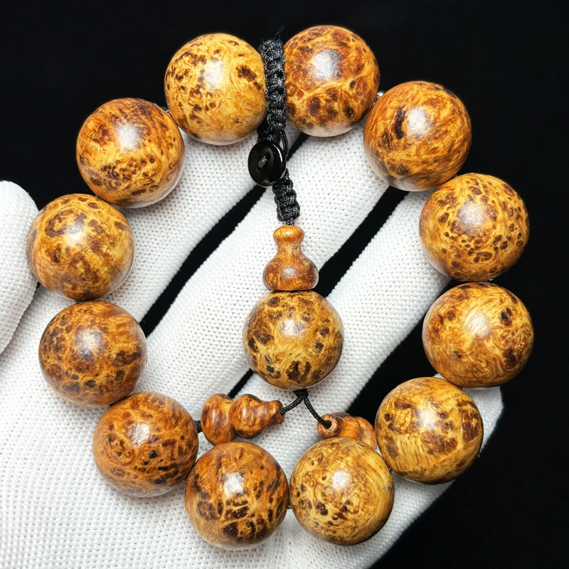 Authentic Northeastern pine bracelet for men, made from Changbai Mountain northern agarwood and amber wood, fully transluce
Authentic Northeastern pine bracelet for men, made from Changbai Mountain northern agarwood and amber wood, fully transluce