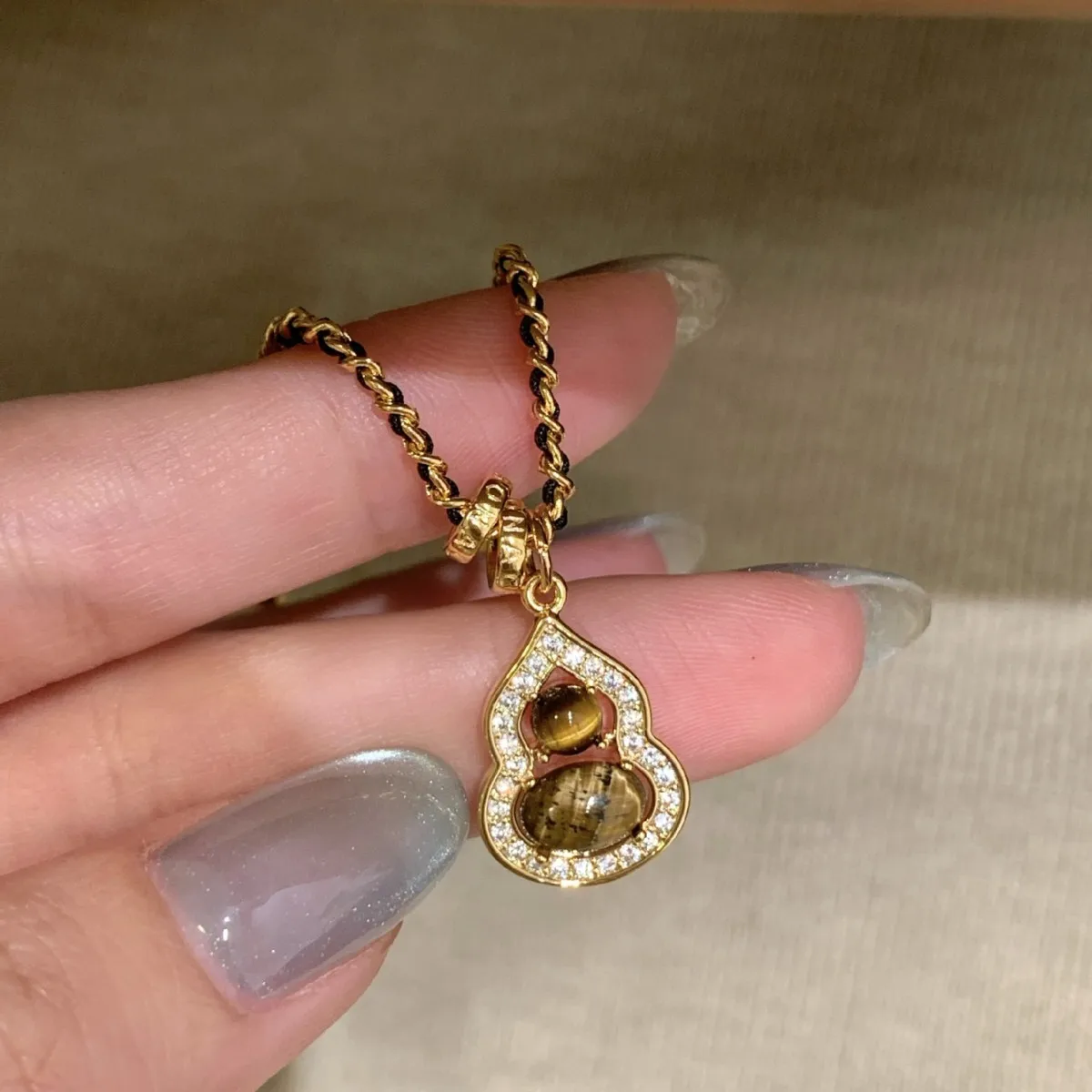 2026 New Women's Gold Plated Tiger's Eye Gourd Pendant Necklace, Cubic Zirconia New Chinese Style Luxury Daily Wear Jewelry Gift
2026 New Women's Gold Plated Tiger's Eye Gourd Pendant Necklace, Cubic Zirconia New Chinese Style Luxury Daily Wear Jewelry Gift