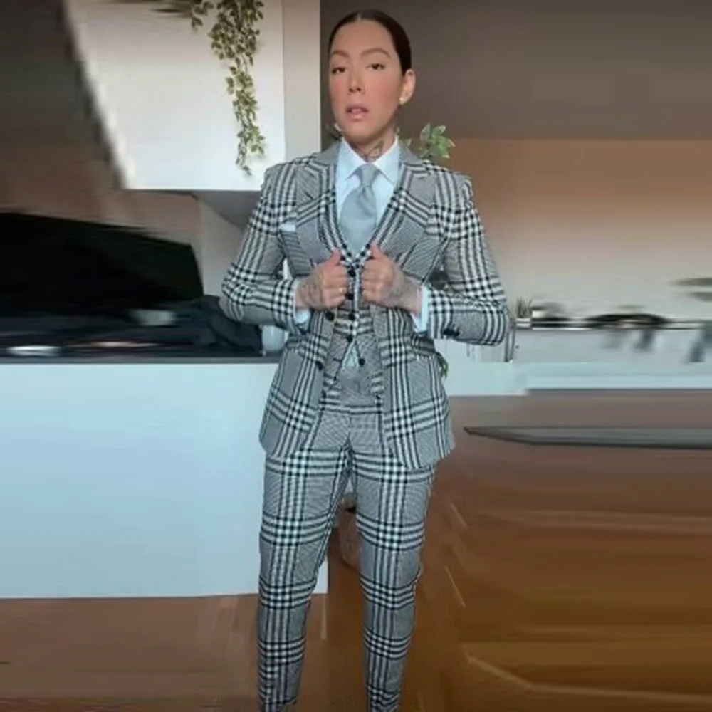 2023 Women 3-Piece Slim Fit Business Suit For Formal Party Chequer Two Buttons Suits Jacket+Vest +Pants Custome Made
2023 Women 3-Piece Slim Fit Business Suit For Formal Party Chequer Two Buttons Suits Jacket+Vest +Pants Custome Made