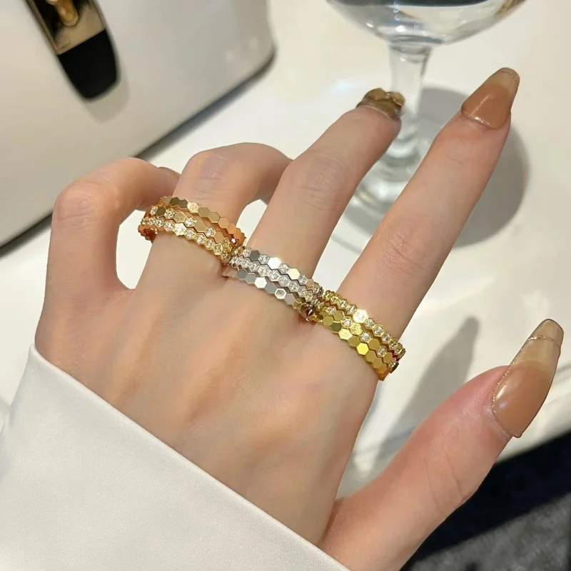 Honeycomb Ring Women's Classic Design Ring Light Luxury Honeycomb Fashion Personalized Birthday Gift
Honeycomb Ring Women's Classic Design Ring Light Luxury Honeycomb Fashion Personalized Birthday Gift